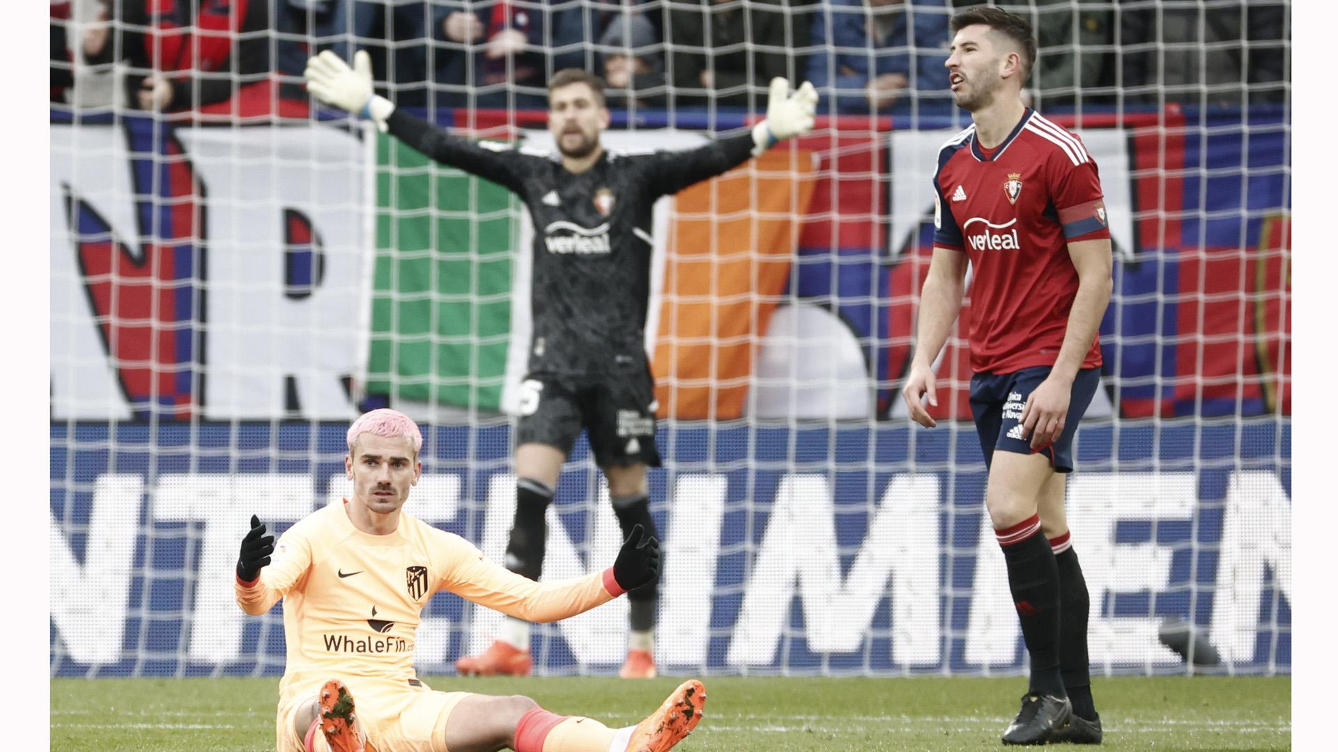 Griezmann, en el suelo, mientras David García y Aitor Fernández protestan la falta señalada por Alberora Rojas