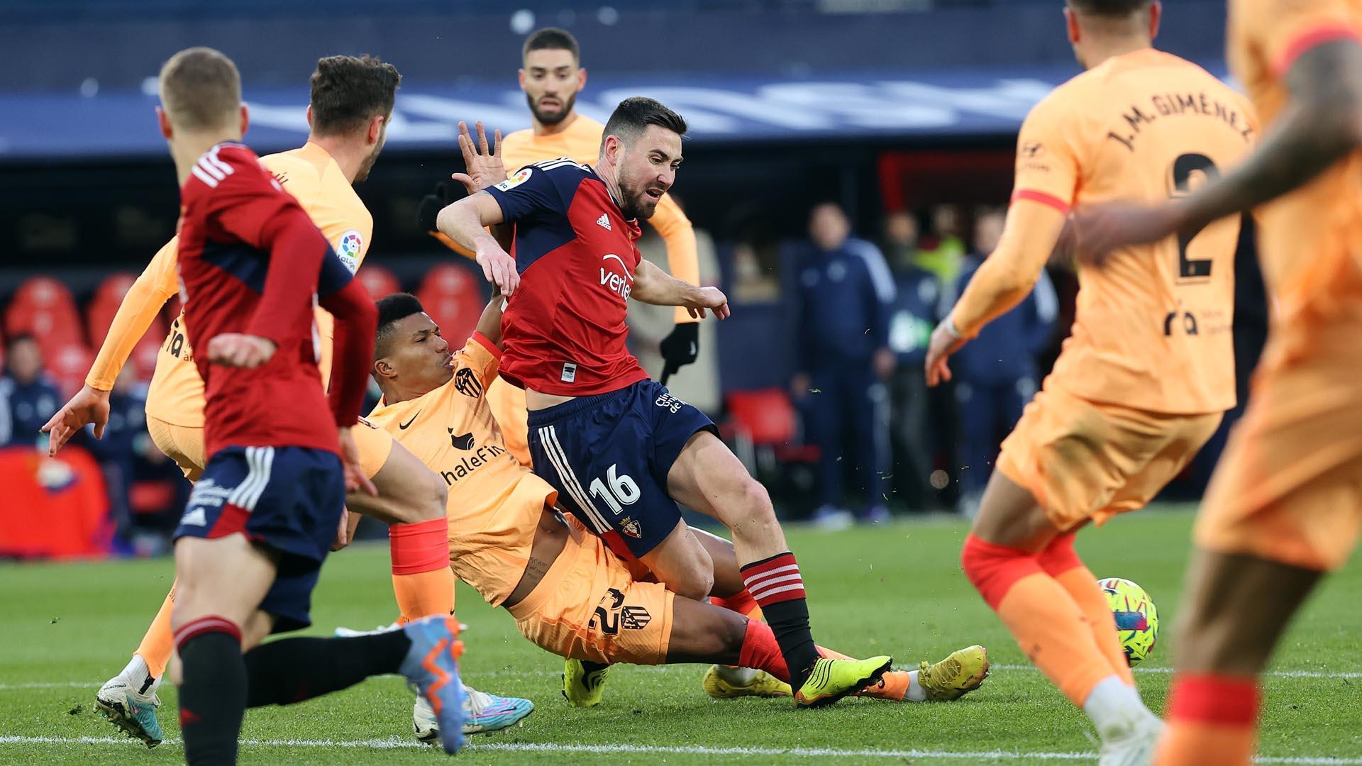 Reinildo derriba a Moi Gómez en una de las jugadas polémicas del partido