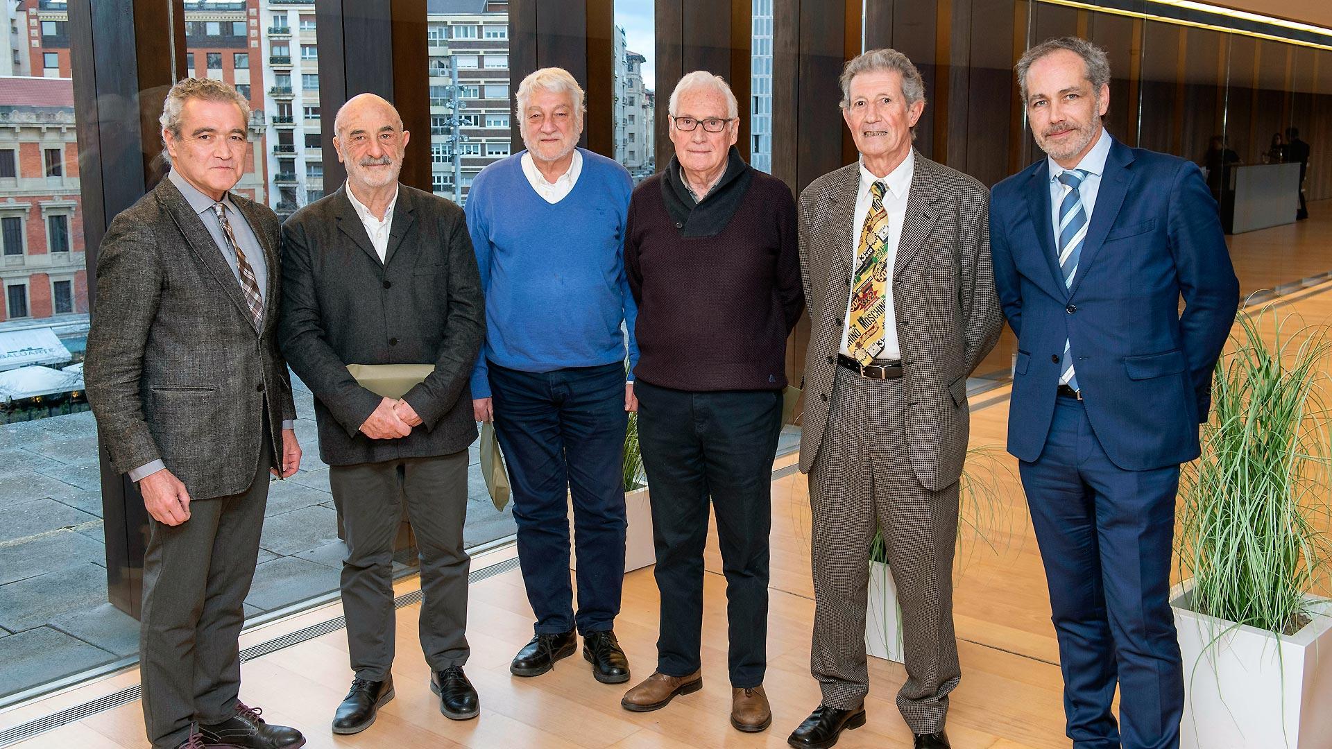 Los arquitectos Manuel Blasco Blanco, Víctor Honorato Pérez, José Mª Alfonso Sánchez Madoz y Roberto Urtasun Uriz, flanqueados por Chocarro y Vélaz