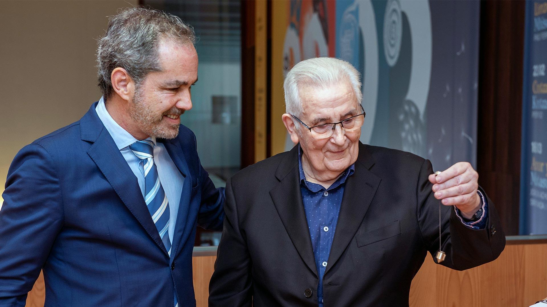 El arquitecto Patxi Alcalde Cilveti (Pamplona, 1939) recibió emocionado el pasado sábado en Baluarte el premio ‘Plomada de Oro’ de manos del presidente del COAVN, Josecho Vélaz, en reconocimiento a su dilatada y exitosa trayectoria profesional y a su compromiso y contribución a la dignificación de la profesión de arquitecto, así como a su proyección social