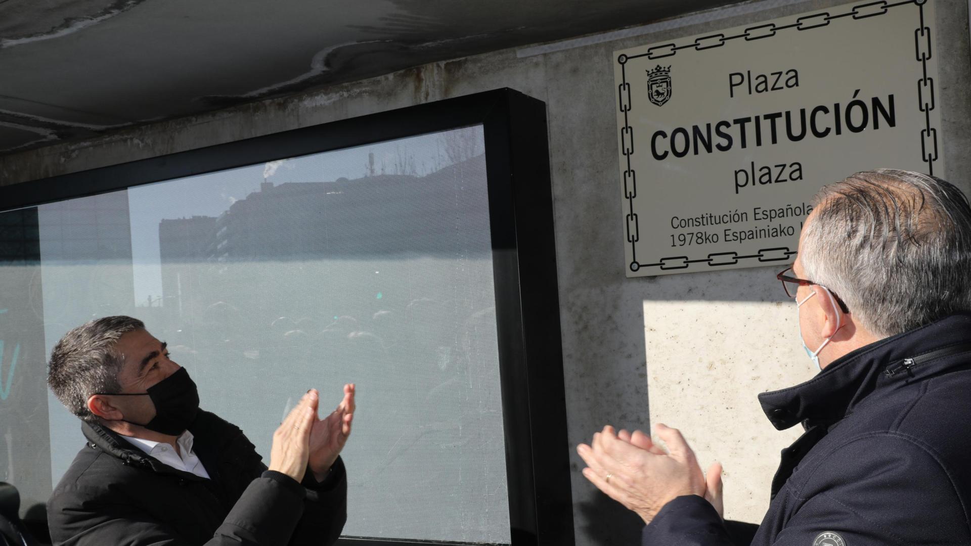 Acto de colocación de la placa de la plaza Constitución de Pamplona, el 24 de enero de 2022