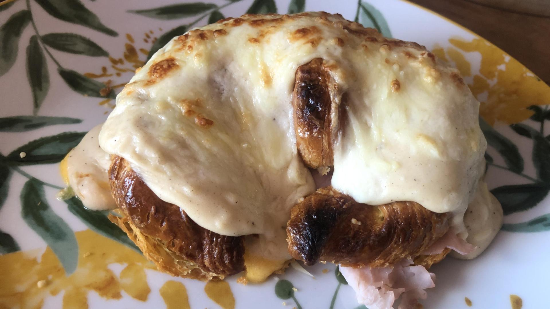 Este cruasán con bechamel es una de las tres recetas de hoy.
