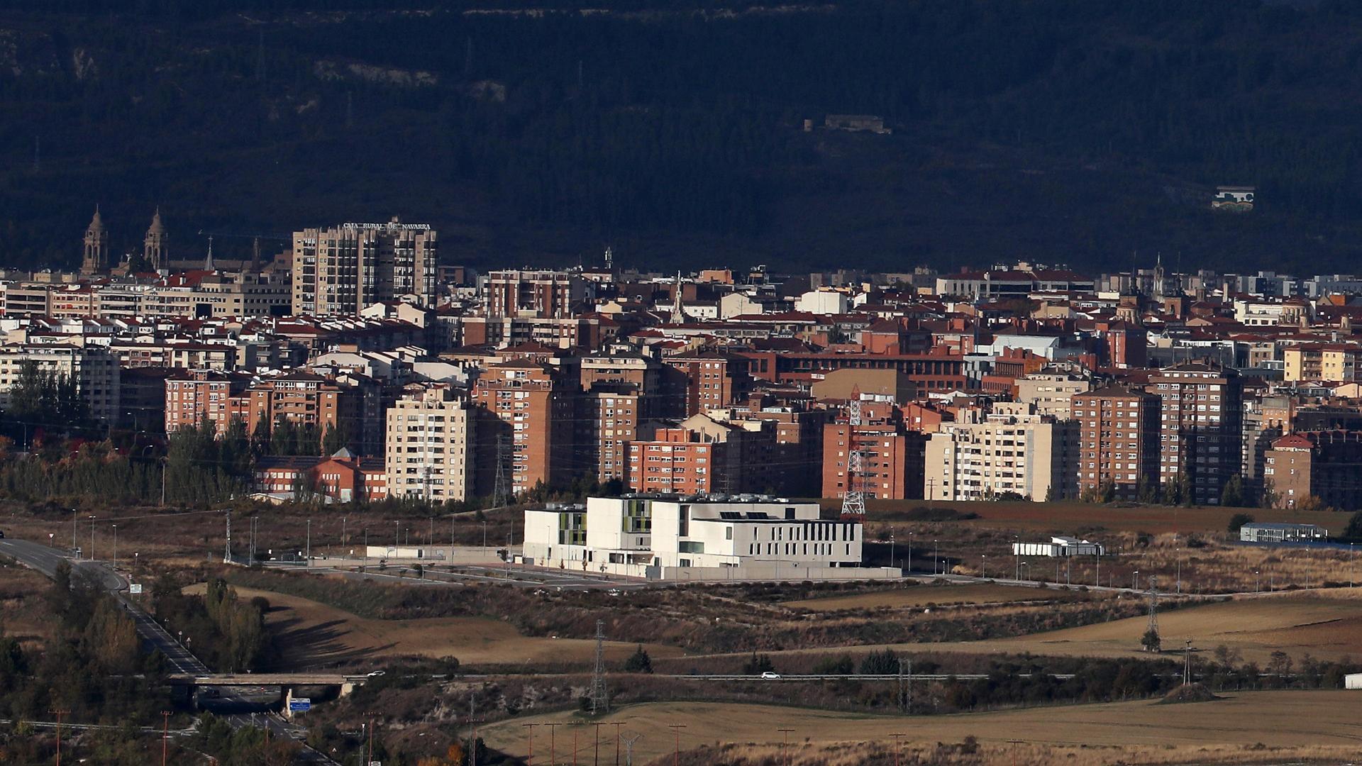 Imagen del colegio Irabia-Izaga en Cordovilla con Pamplona al fondo