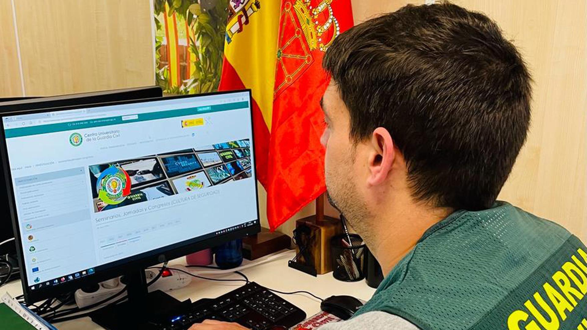 Un agente de la Guardia Civil de delitos informáticos