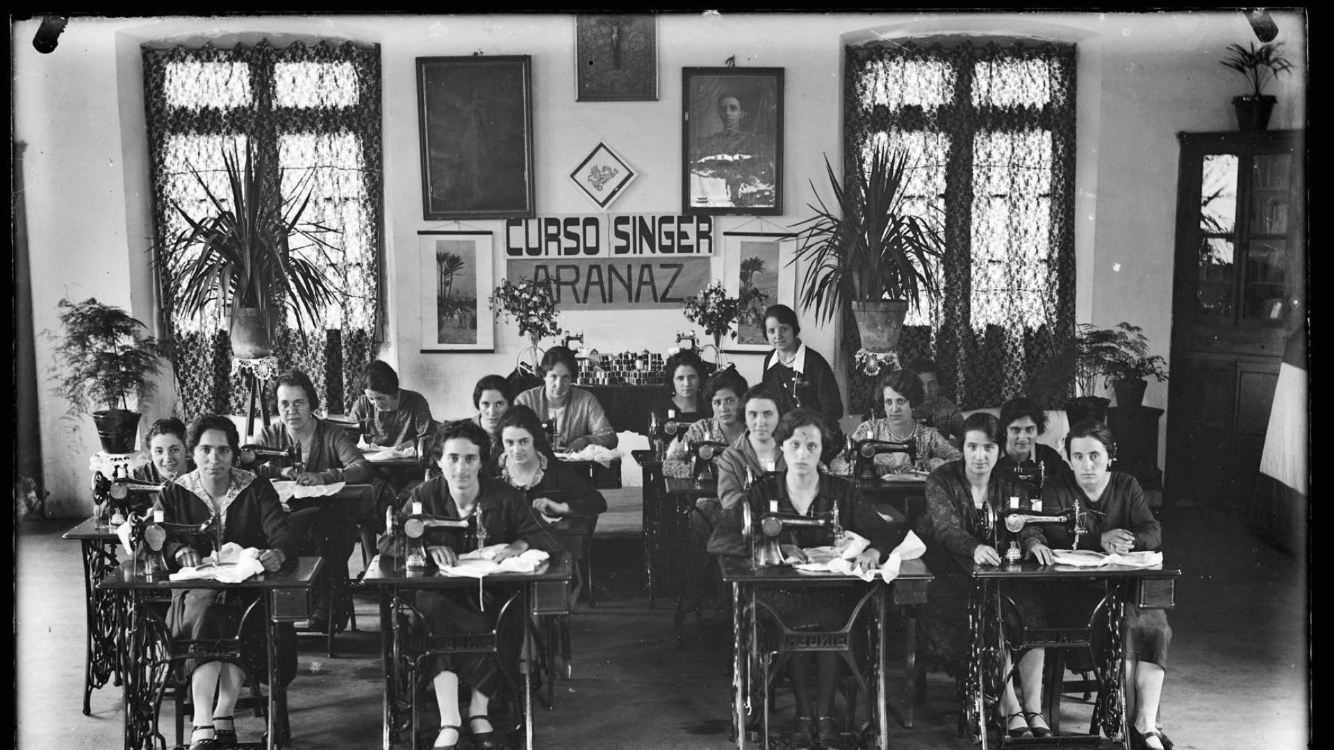 Curso de Singer, una de las fotografías de Lucio Vergara donadas al Archivo