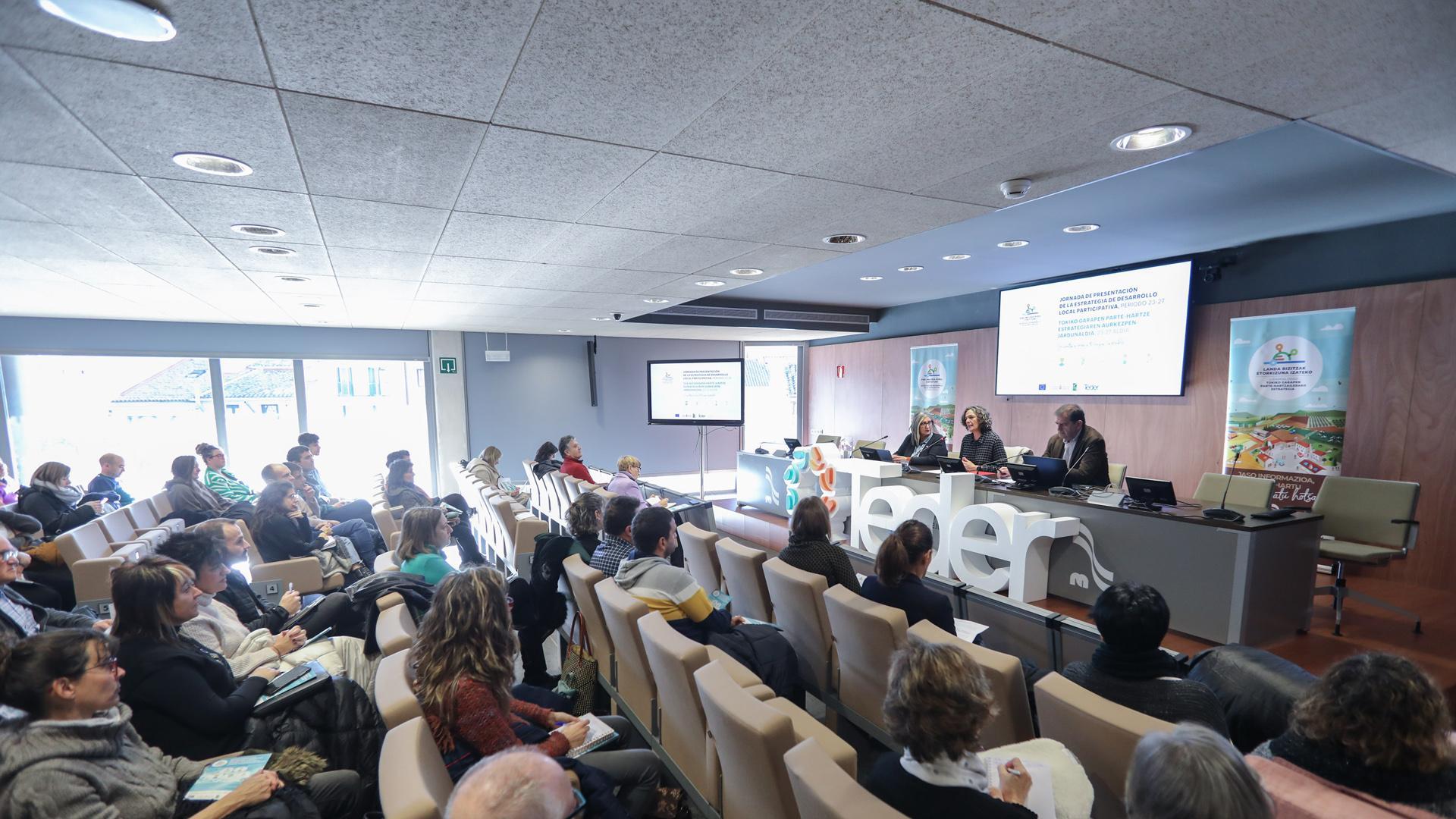 Un momento de la intervención de la consejera Itziar Gómez en el acto de presentación de la nueva estrategia de desarrollo local