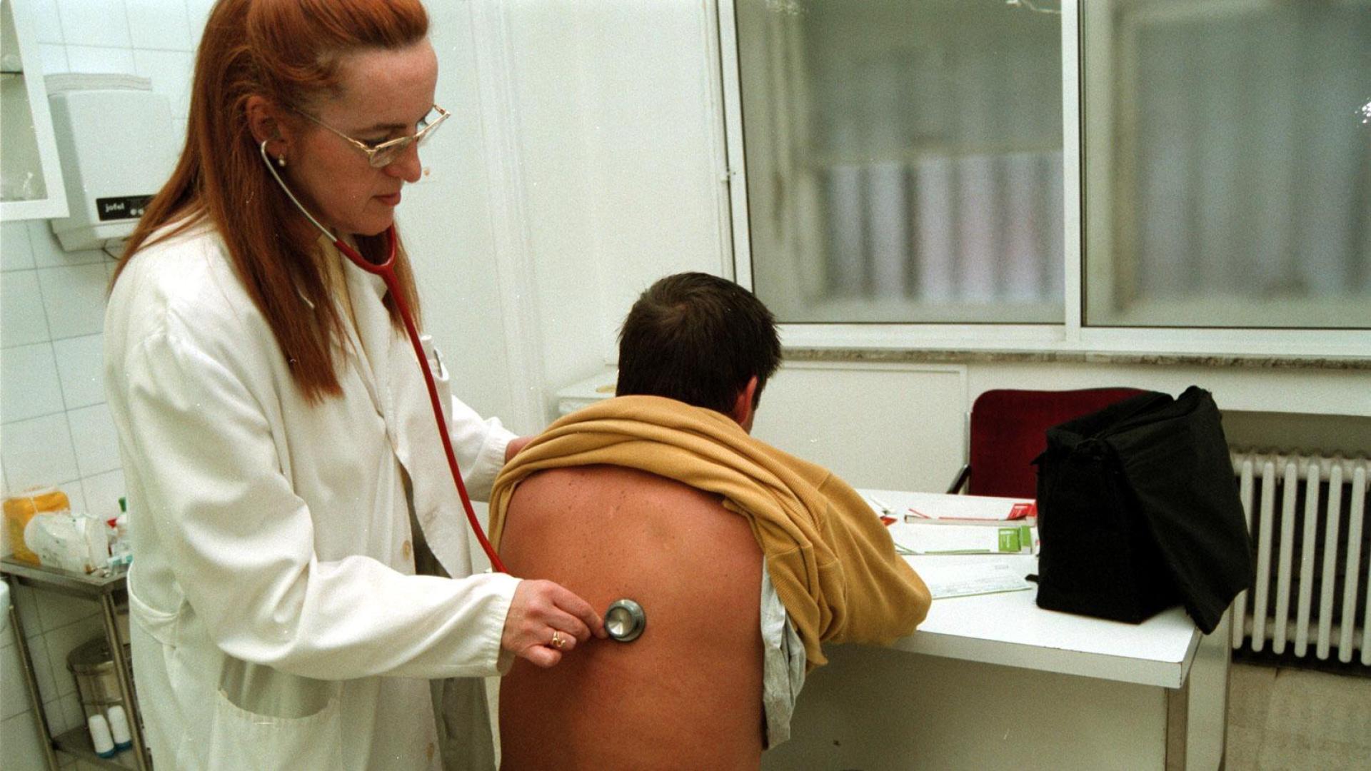 Una médica ausculta a un paciente en 1998