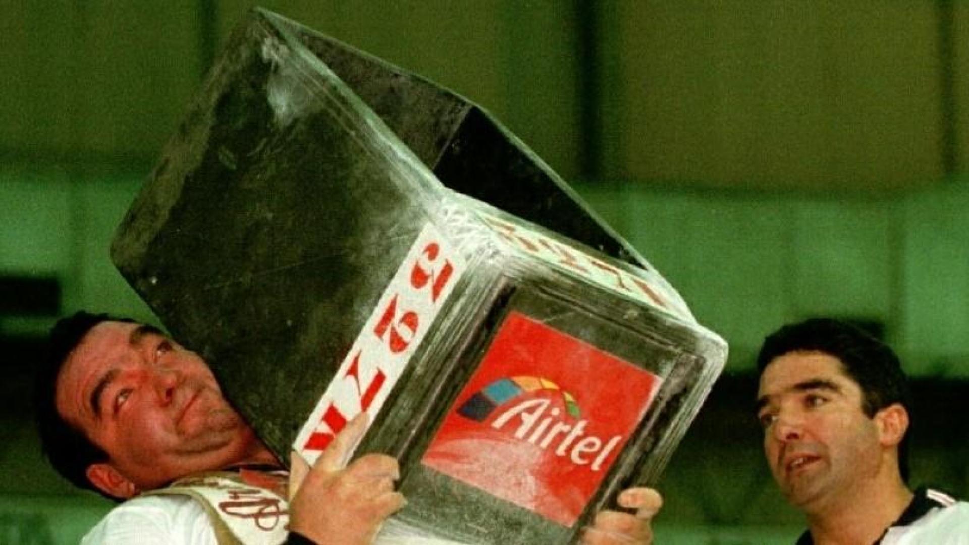 Mikel Saralegi con la piedra de 327 kilos