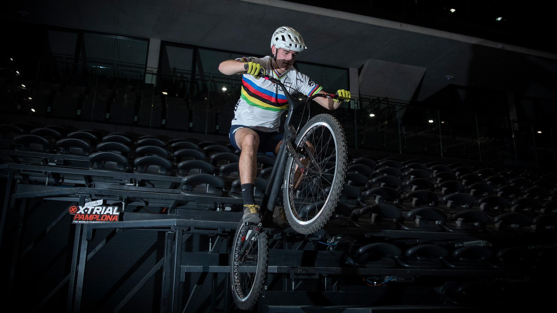 El piloto navarro de trial Diego Garrués García ha hecho su primera toma de contacto con el pabellón Navarra Arena de cara a su exhibición del 25 de marzo con motivo del X-TRIAL World Championship