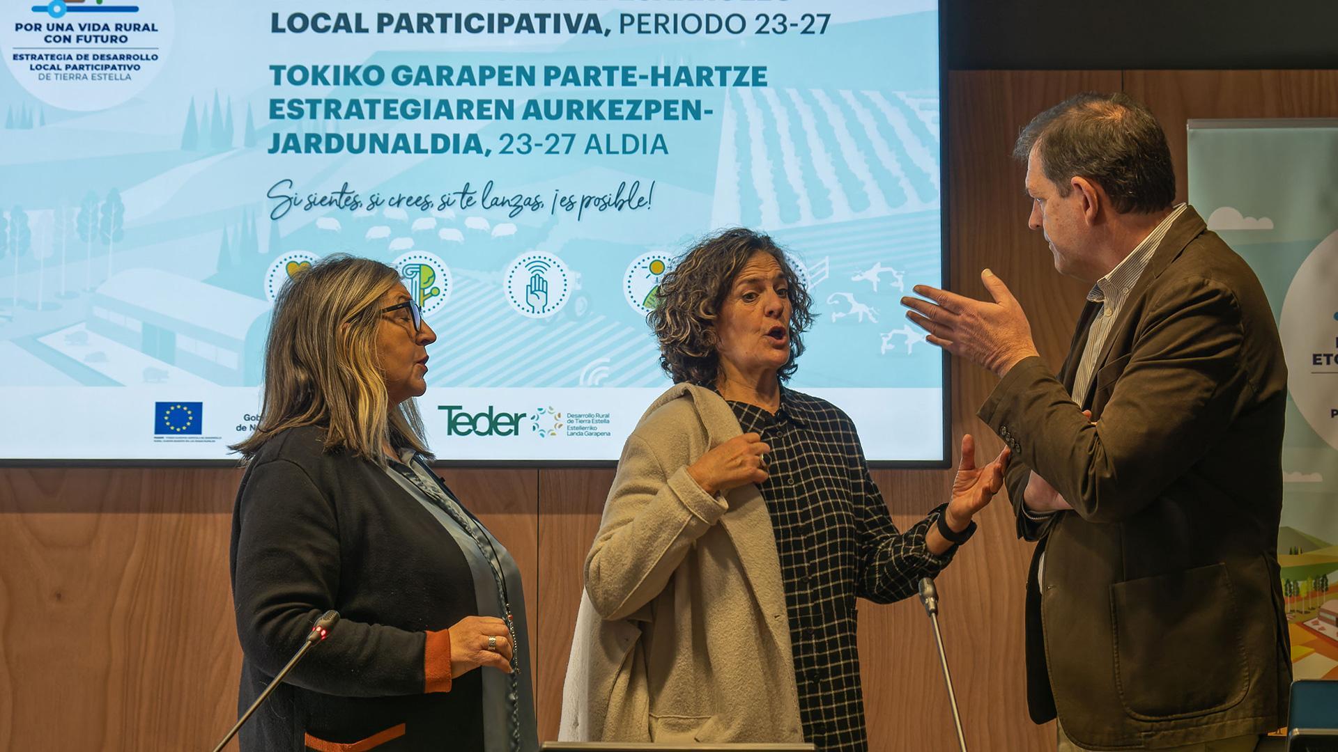 La consejera Itziar Gómez departe con Íñigo Nagore y Carmen Puerta antes de la presentación