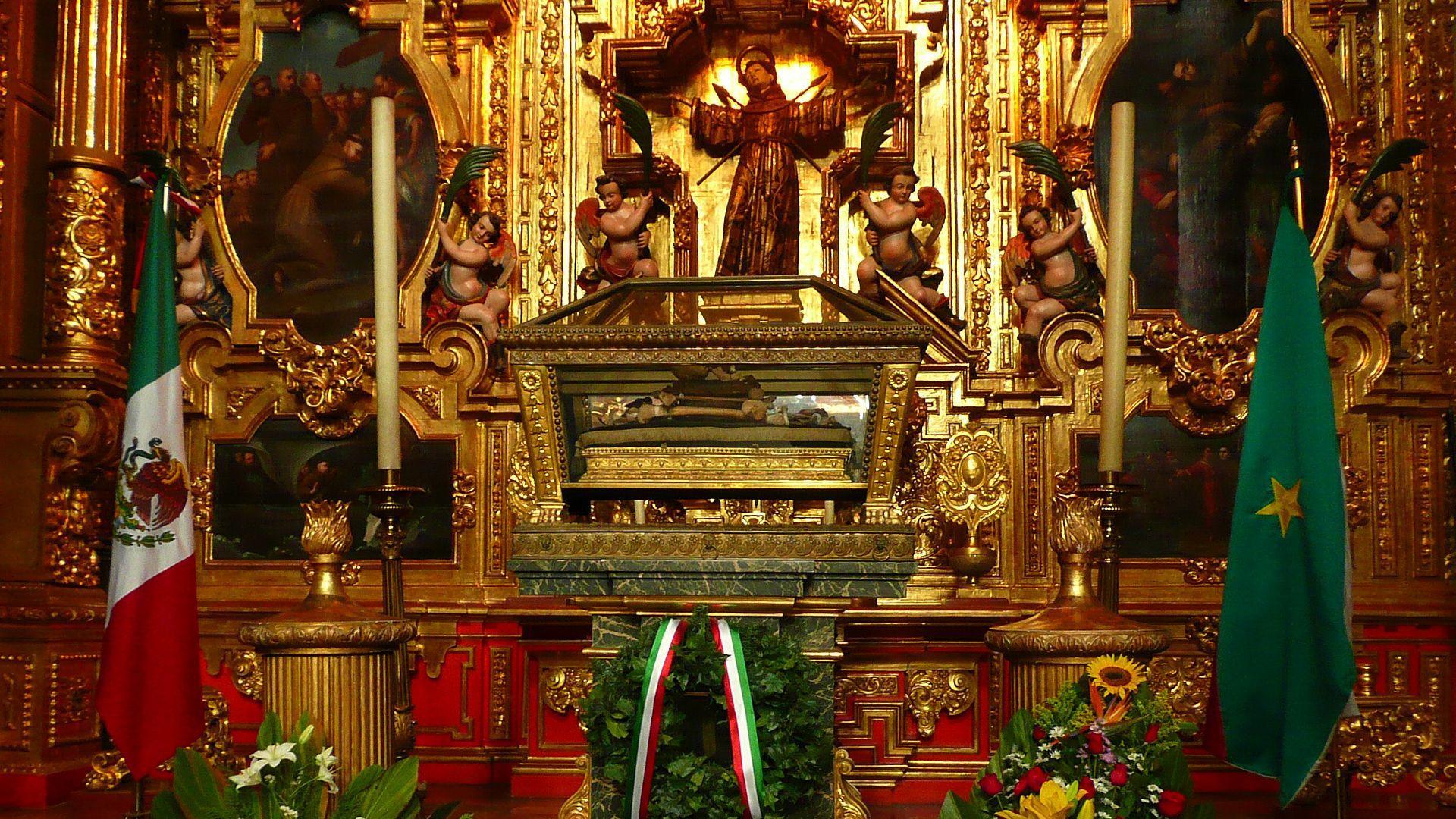 Exhibición de los restos mortales del emperador y general Agustín de Iturbide en la catedral Metropolitana de Ciudad de México, con motivo de los festejos del Bicentenario de la Independencia de México, en 2010