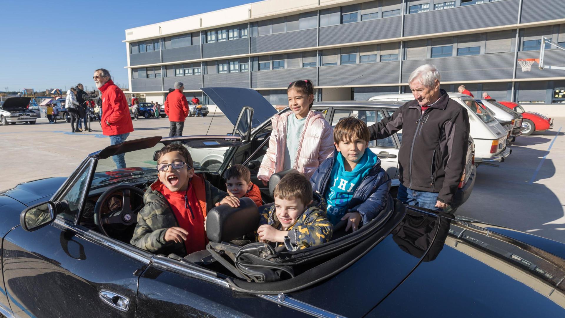 A: BLANCA ALDANONDO
F: 01/02/2023
P:
L: TUDELA
T: VISITA DE COCHES CLASICOS DE LA ASOCIACION SAN FERMIN DE PAMPLONA AL COLEGIO HUERTAS MAYORES POR UN TRABAJO SOBRE LA HISTORIA DE LOS COCHES DE ALUMNOS DE 1º DE PRIMARIA