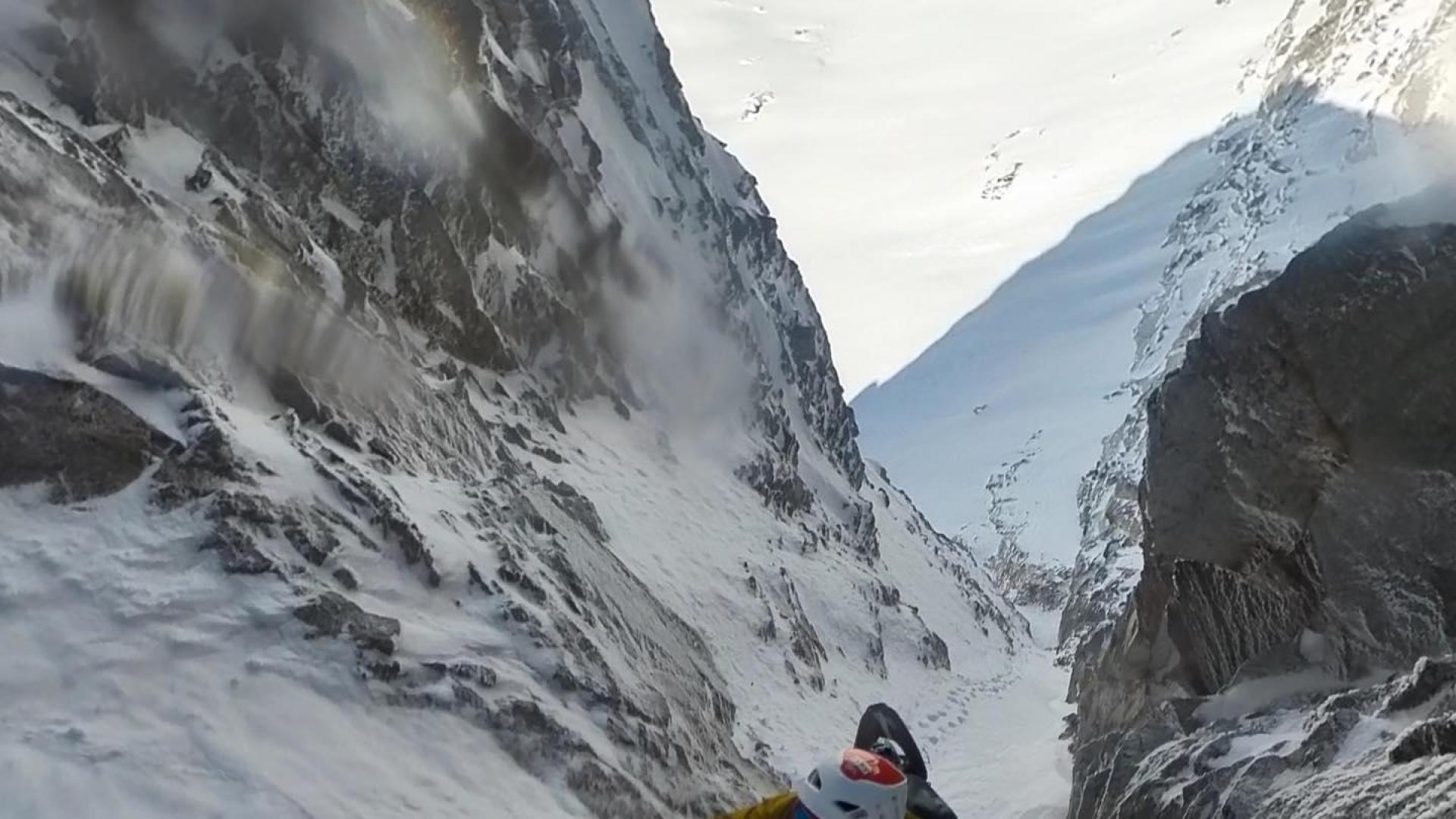 Jonatan García, ascendiendo por un corredor en el pico Tempestades (3.278m)