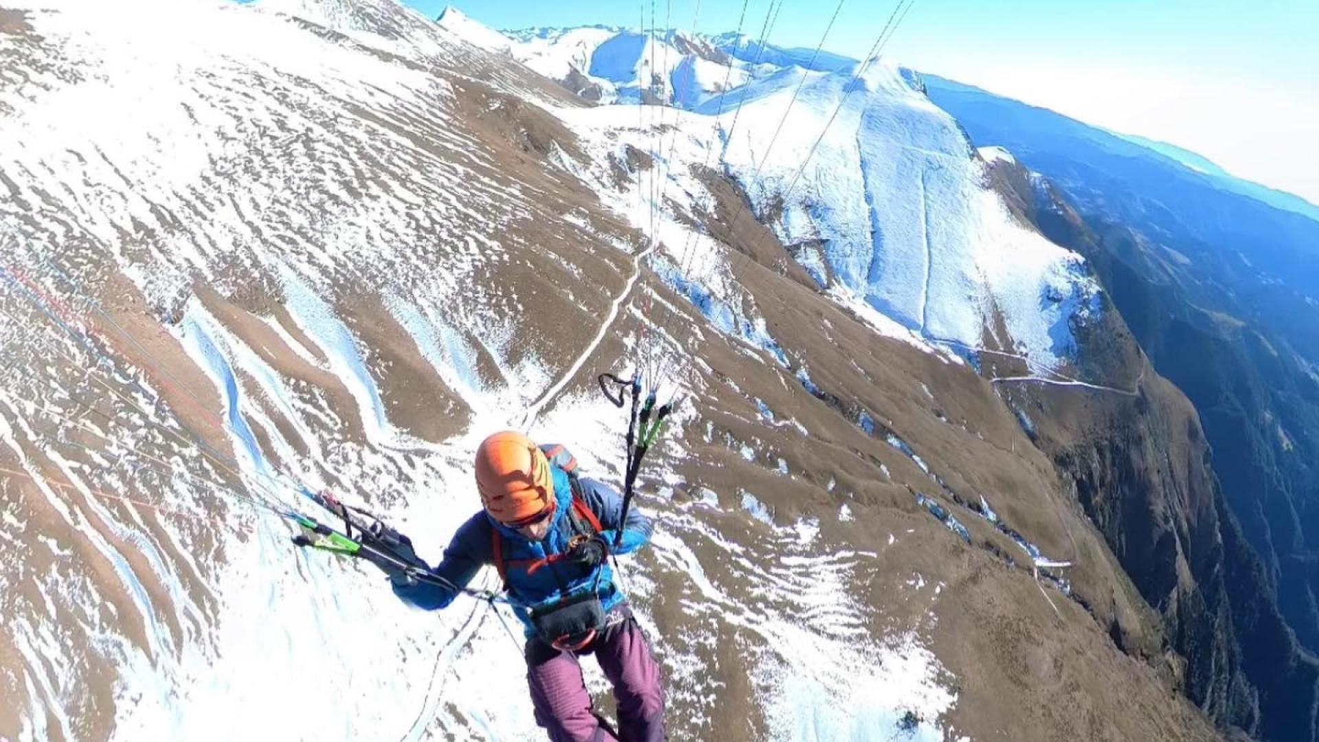 Espectacular imagen tomada por García en un vuelo con su parapente desde el pico Gallinero