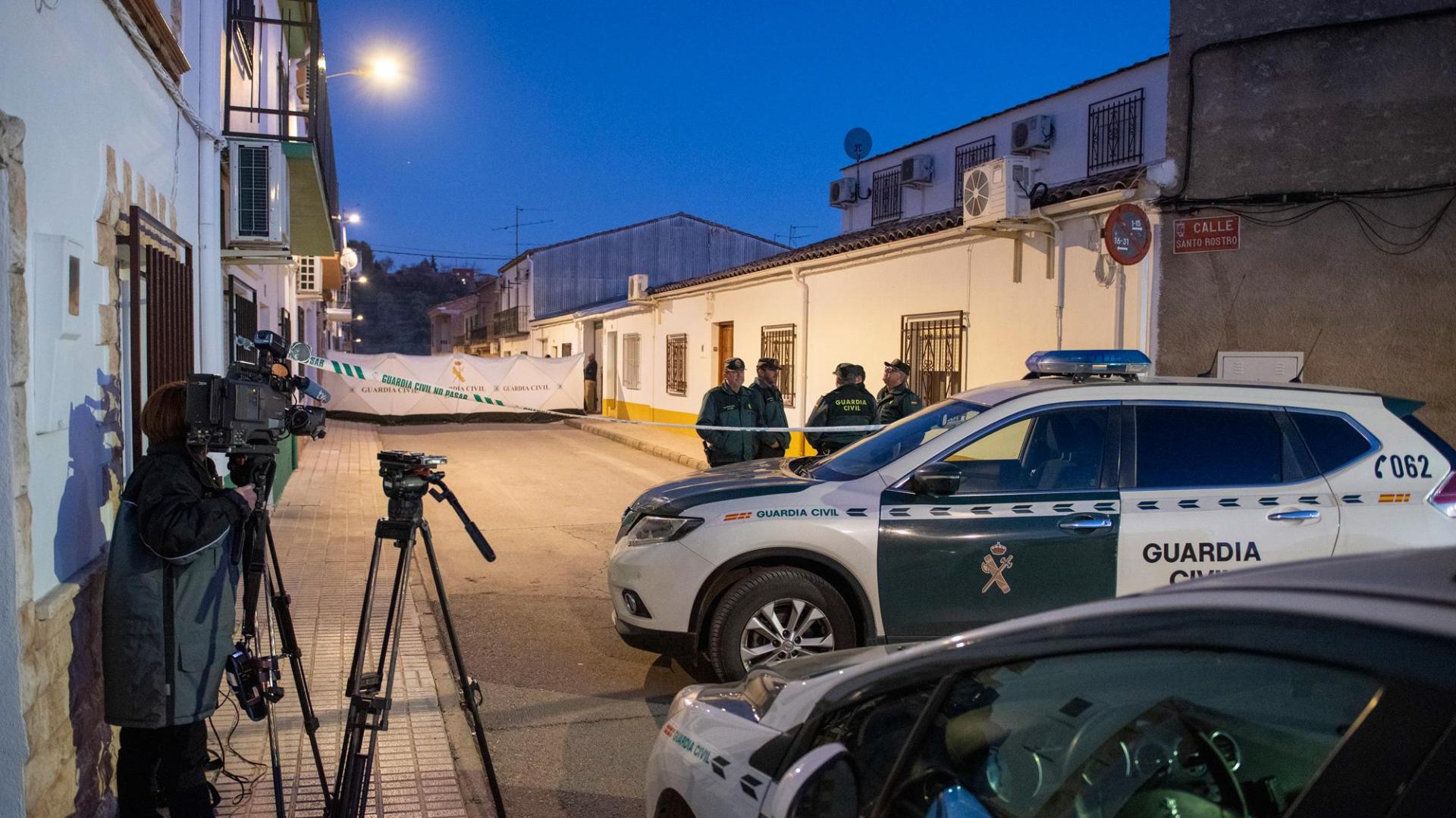 Un cámara graba imágenes en una zona acordonada frente a una vivienda de Villanueva del Arzobispo donde ha sido hallado muerto un matrimonio