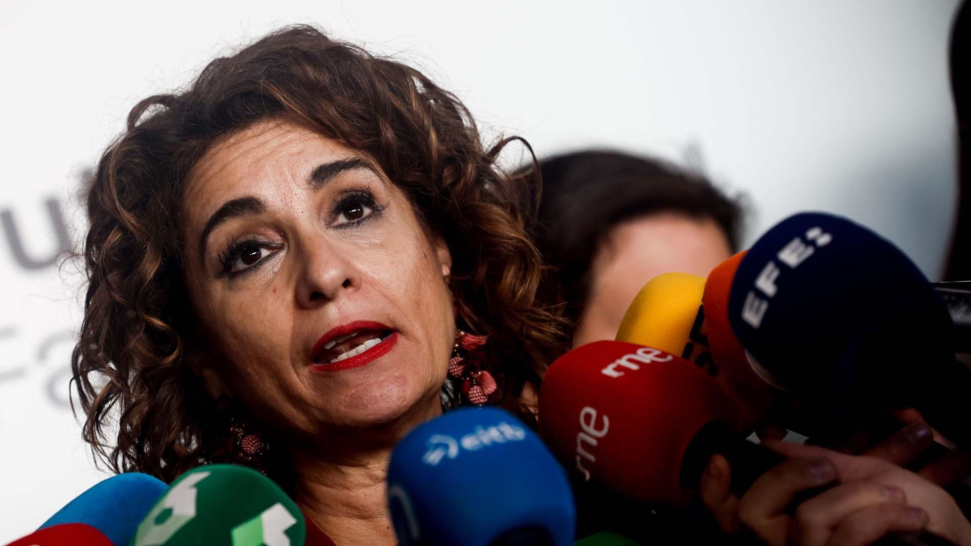 La ministra de Hacienda, María Jesús Montero, atiende a los medios de comunicación
