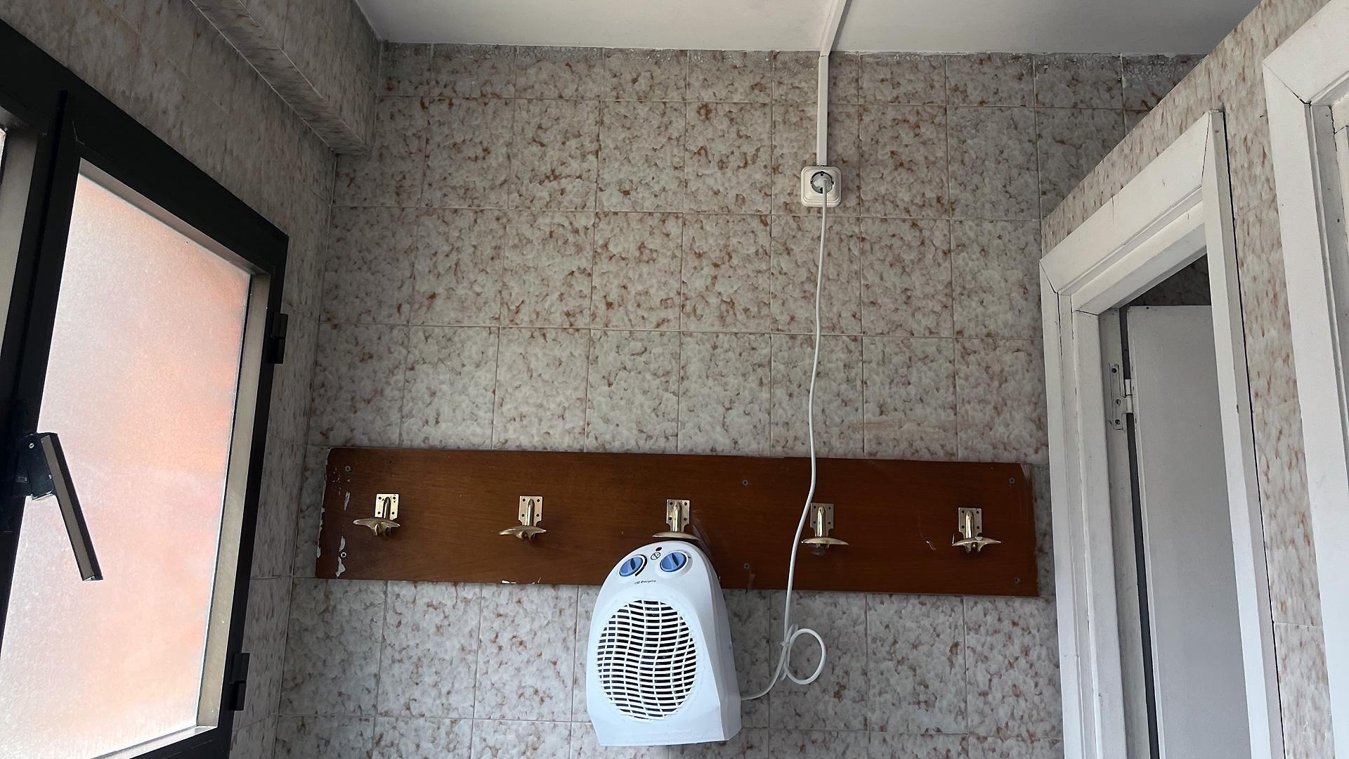 Un pequeño radiador, en el baño de las mujeres policías del complejo policial de Beloso