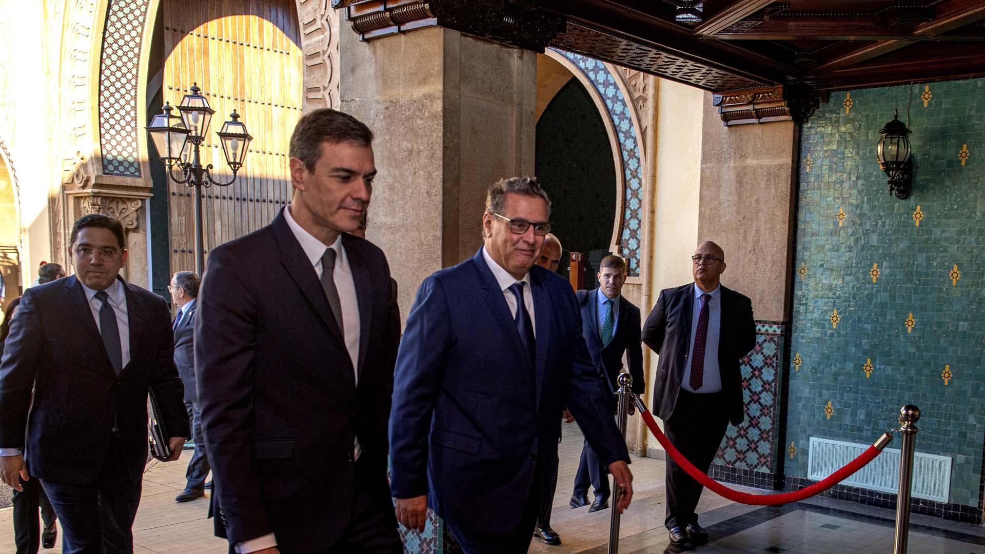 Pedro Sánchez, junto al primer ministro de Marruecos, Aziz Ajanuch