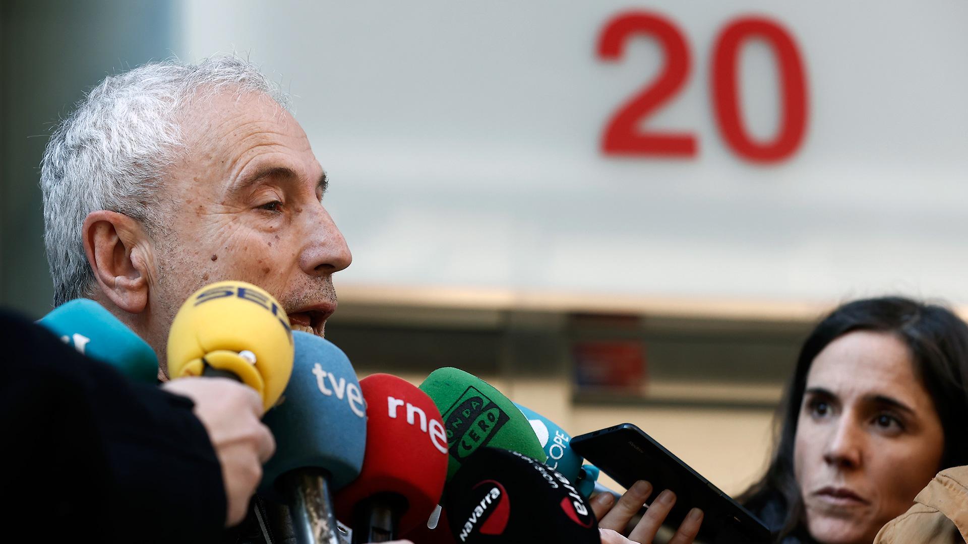 El director general de Salud, Carlos Artundo, atiende a los medios de comunicación tras la reunión mantenida este jueves entre representantes del Departamento de Salud del Gobierno foral y del Sindicato Médico de Navarra (SMN)