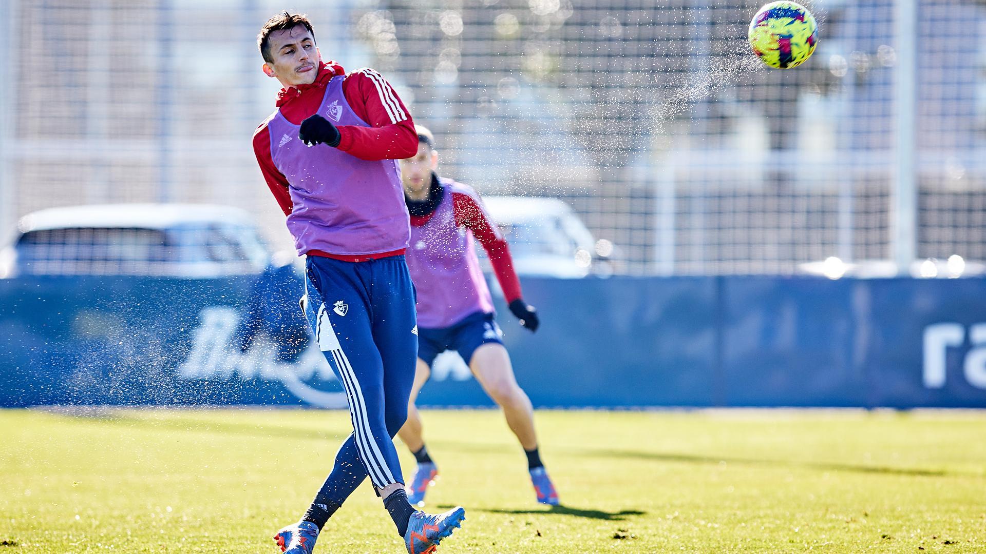 Budimir ensaya un disparo al finalizar el entrenamiento de este jueves 2 de febrero en Tajonar.