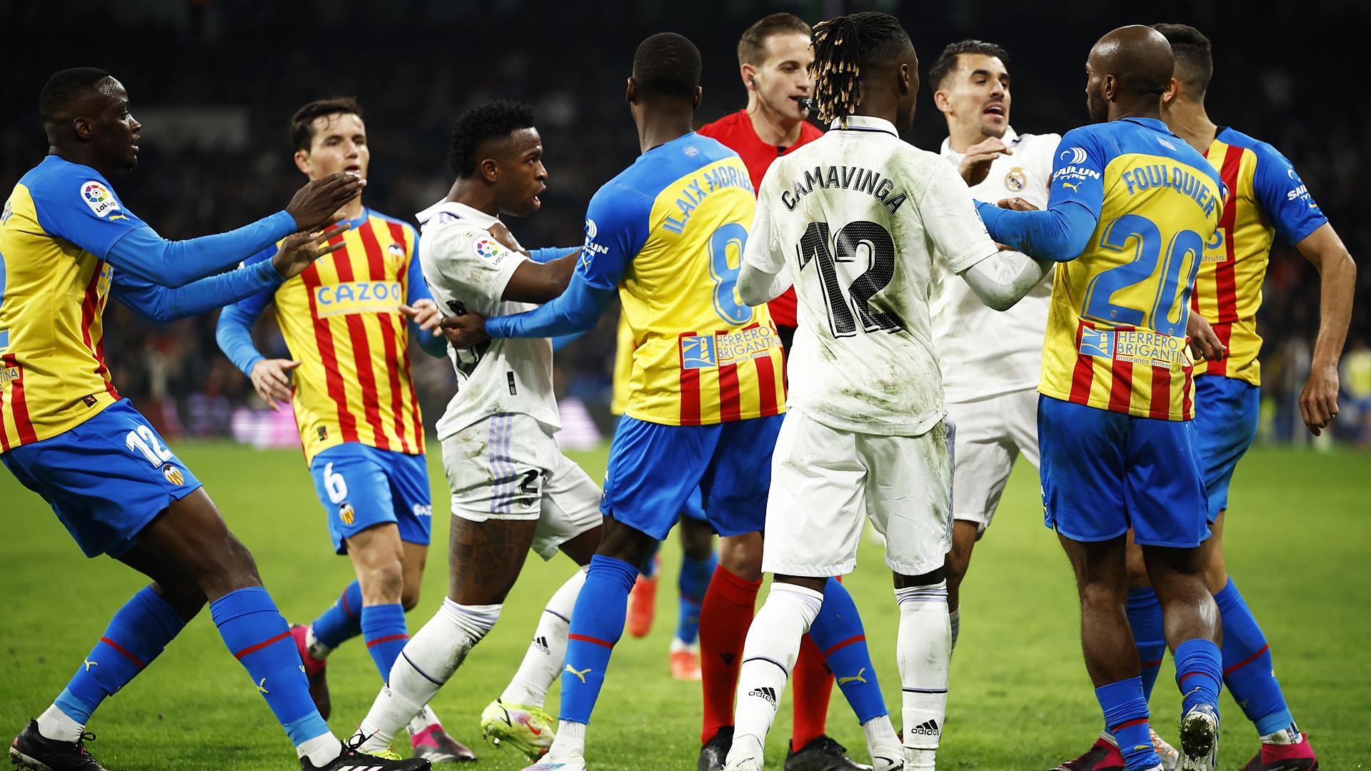 Una entrada de Paulista sobre Vinícius Jr. terminó en expulsión del central del Valencia y una tangana en el césped.
