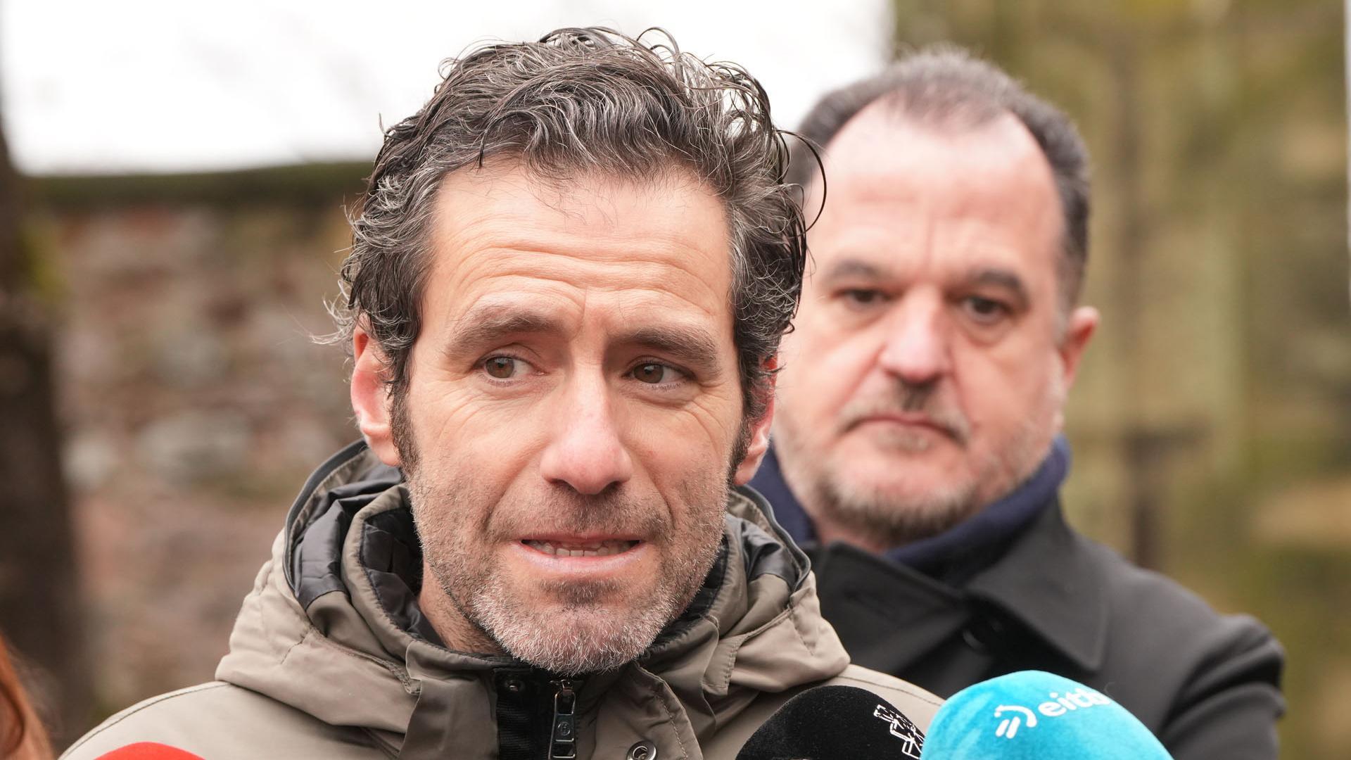 Borja Sémper, atendiendo a los medios, en una fotografía reciente