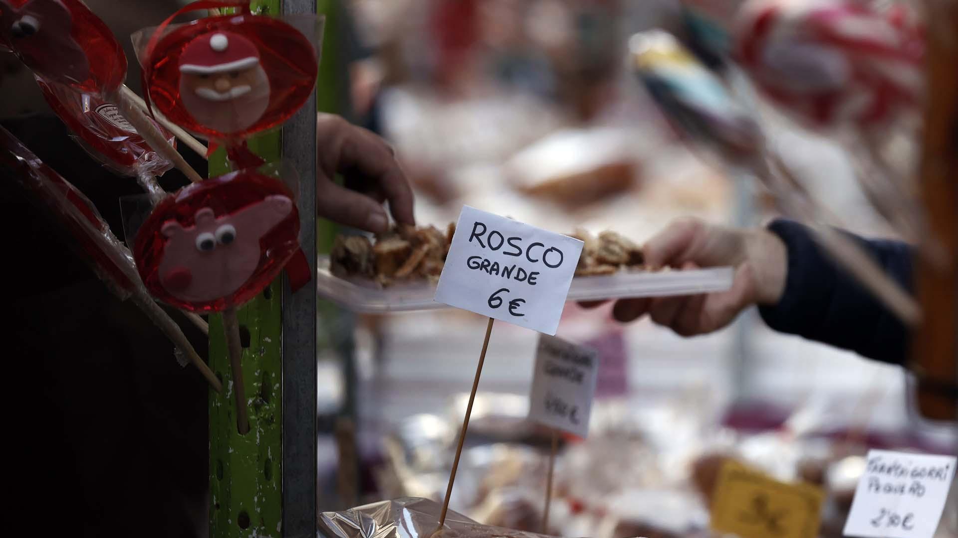 Imagen del mercadillo y procesión en honor a San Blas este viernes, 3 de febrero, en Pamplona.