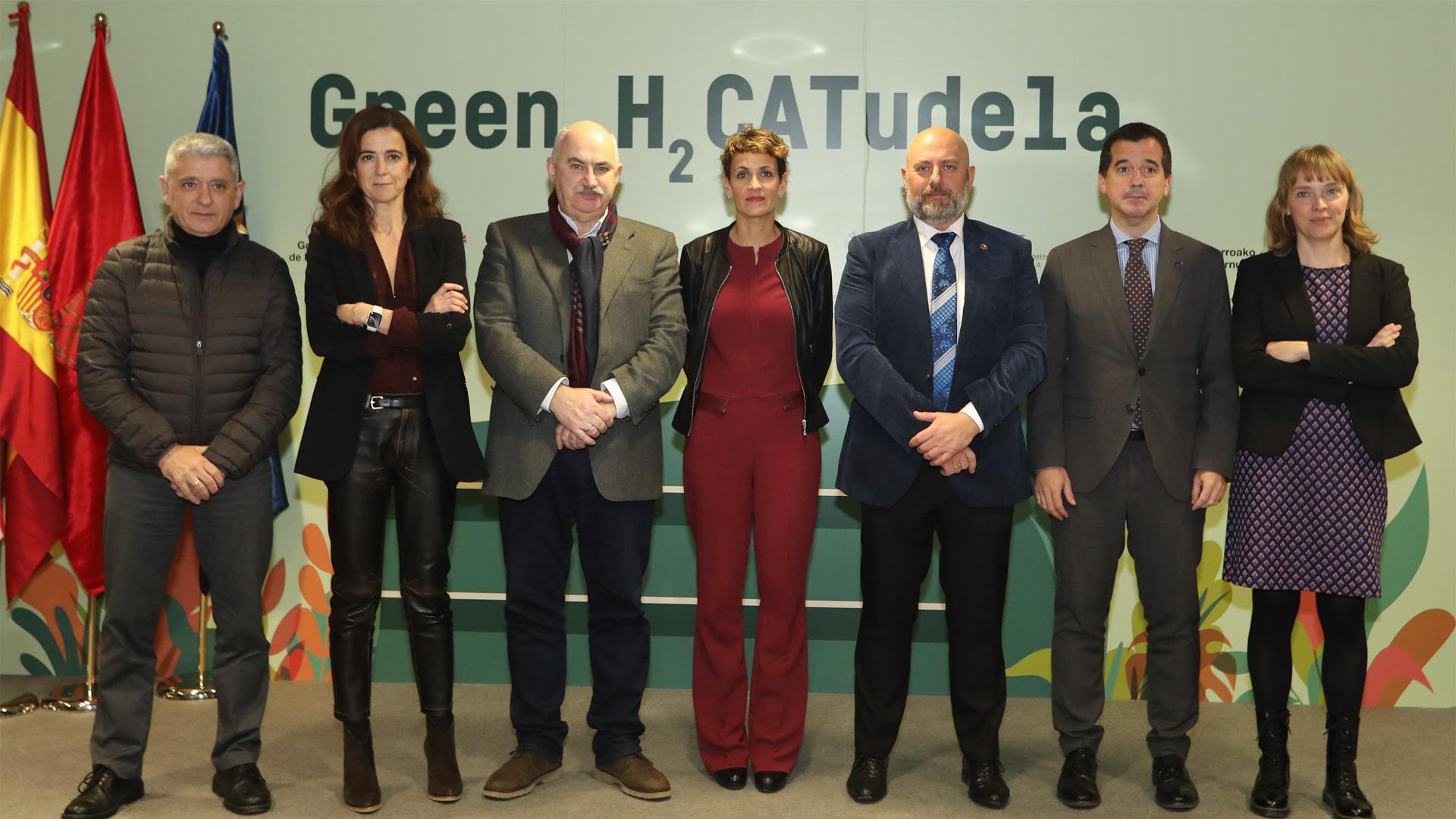 De izda. a dcha. Jesús Sesma, técnico de la CAT; Ana Ursúa, directora general de AIN; el presidente de la CAT y vicepresidente y consejero de Ordenación del Territorio, Vivienda, Paisaje y Proyectos Estratégicos, José Mª Aierdi; la Presidenta de Navarra, María Chivite; el delegado del Gobierno en Navarra, José Luis Arasti; el consejero de Desarrollo Económico y Empresarial, Mikel Irujo; e Isabel Vicente, ingeniera de la CAT