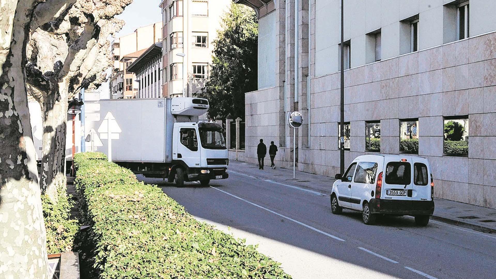 Un camión circula por la travesía de Tafalla