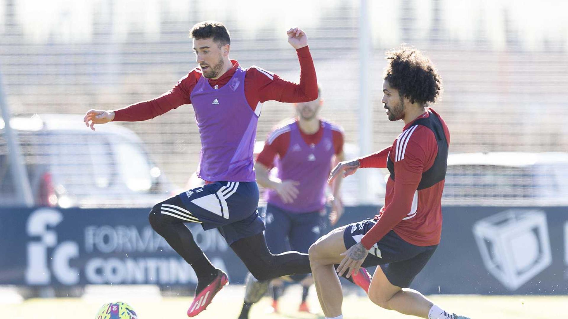 Kike Barja sortea a Aridane durante el entrenamiento rojillo de este viernes, 3 de febrero, en Tajonar.