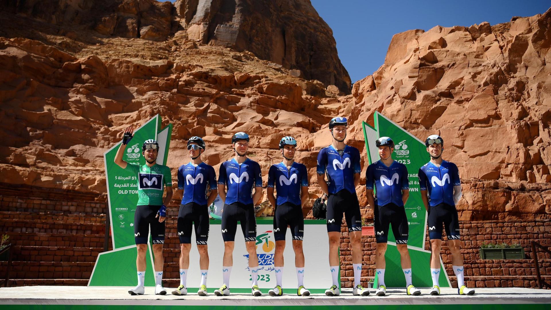 Guerreiro, de verde, con sus compañeros del Movistar Team en el Saudi Tour.