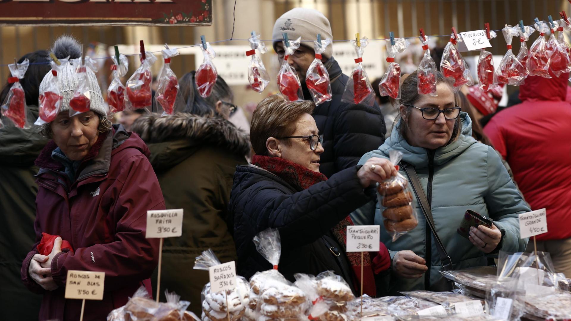Imagen del mercadillo y procesión en honor a San Blas este viernes, 3 de febrero, en Pamplona.
