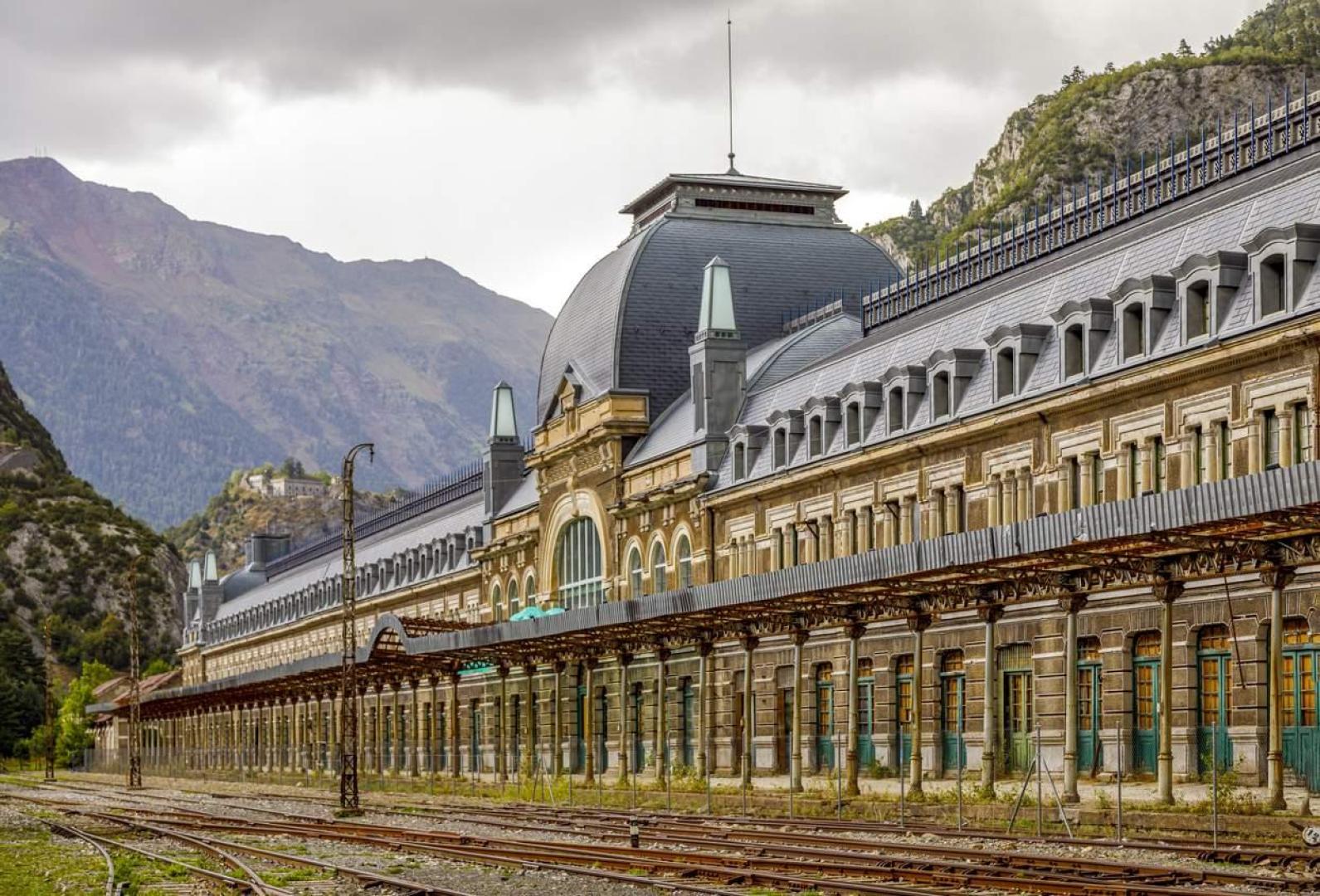 Entrada del hotel Canfranc Estación, a Royal Hideaway Hotel