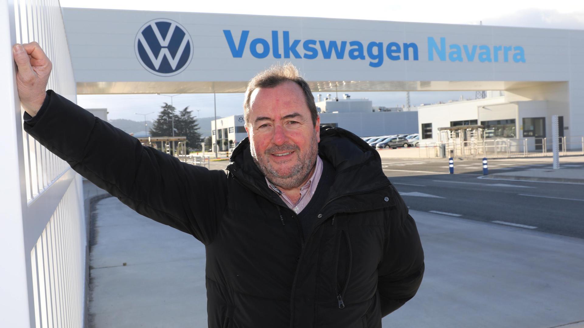 Iñaki Coscolín posa en la puerta de acceso principal a la factoría de Volkswagen Navarra