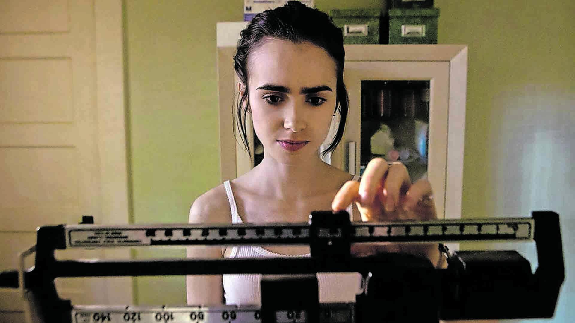 HISTORIAS INQUIETANTES Y AUTOBIOGRÁFICAS. Muchas han sido las películas, series, novelas y libros de autoayuda en los que la anorexia o la bulimia se han erigido como protagonistas. Como una forma de ayudar a otras personas a partir de la propia experiencia con la enfermedad ya superada. En la imagen, una escena de la película ‘To the bones’ (Hasta los huesos), dirigida por Marti Noxon en 2017 y protagonizada por Lily Collins. Se trata de un relato semiautobiográfico, en el que se cuenta la historia de Ellen, una joven veinteañera sometida a un tratamiento poco convencional. . Fue criticada por psiquiatras y psicólogos, precisamente por la modalidad de tratamiento que se expone y por reflejar que la curación depende solo de la voluntad de la paciente