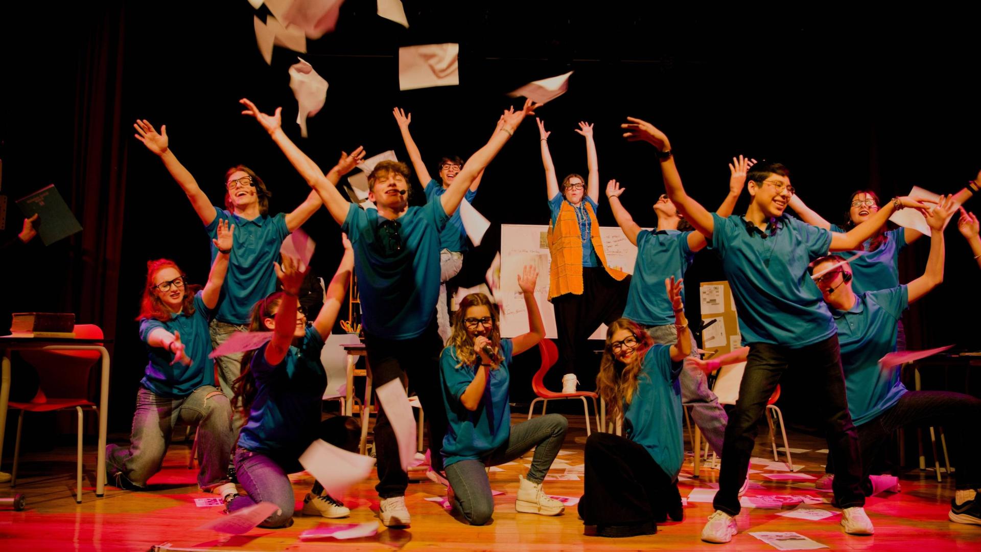 Alumnos del Taller de Teatro Plaza de la Cruz, en un momento de la obra