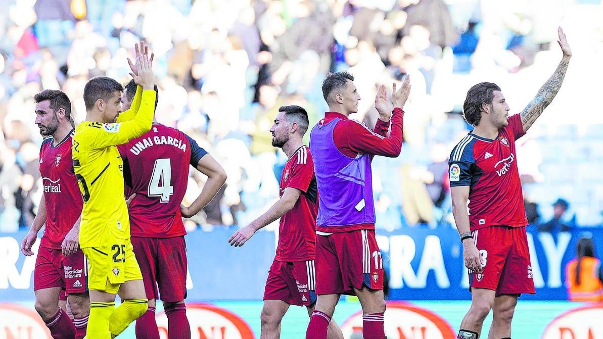 Moncayola, a la izquierda, al término del partido en el saludo a los aficionados