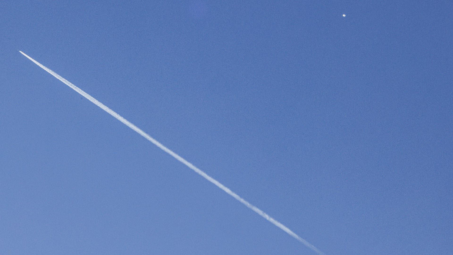 Un avión comercial (i) vuela por debajo del "globo espía" chino (d) detectado en el espacio aéreo estadounidense, este pasado sábado en Charlotte (Estados Unidos)