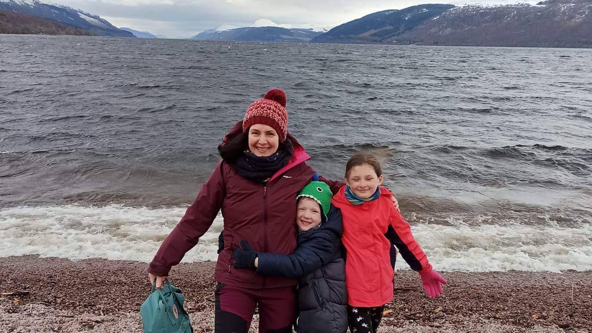 Iranzu Galdeano con sus hijos, Jon y Oihane, en el lago Ness