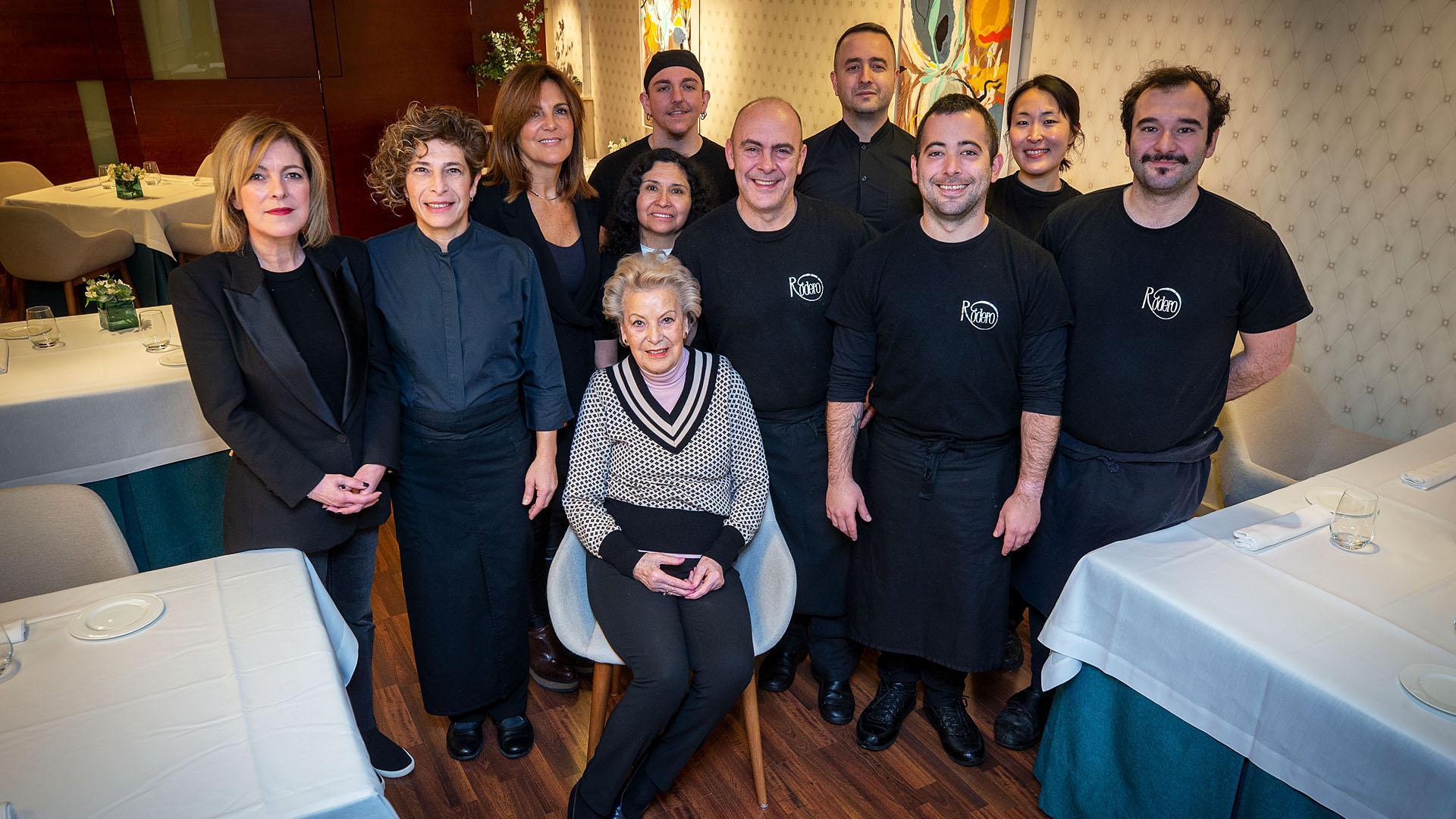 Equipo del restaurante Rodero. Sentada, Resu Armendáriz. De pie, de izquierda a derecha, Verónica Rodero, Marta San Román, Goretti Rodero, Orfa Jiménez, Miki Cortés, Koldo Rodero, Martín Méndez, Iosu Rípodas, Minji Lee y Dani Solano. El comedor ha sido recientemente redecorado por Irene Echeverría (BlancoMetro).