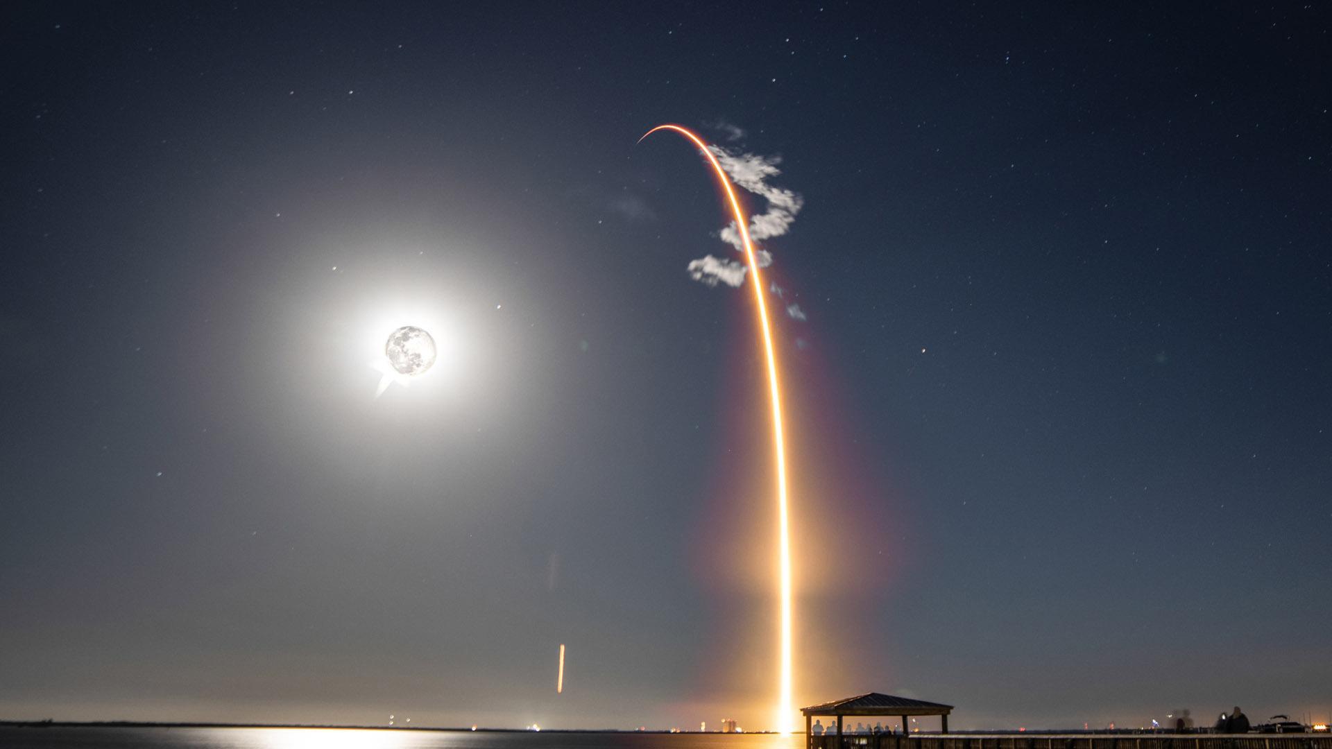 Fotografía cedida por SPACEX del lanzamiento del Amazonas Nexus, el nuevo satélite de la operadora española Hispasat en Cabo Cañaveral, Florida (EE.UU.)