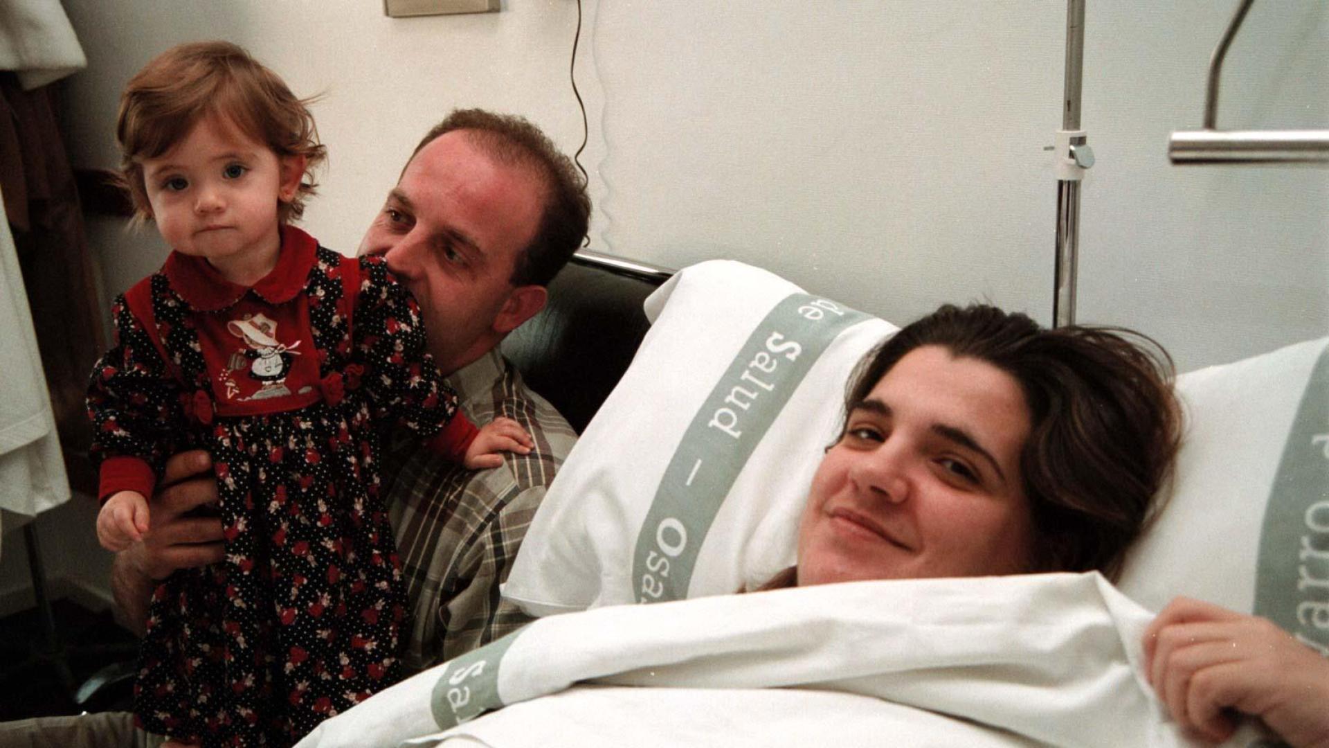 María Gracia Garciarena, tras dar a luz cuatrillizos, junto a su marido, José Javier Iribarren, y su hija María Gracia, de un año de edad