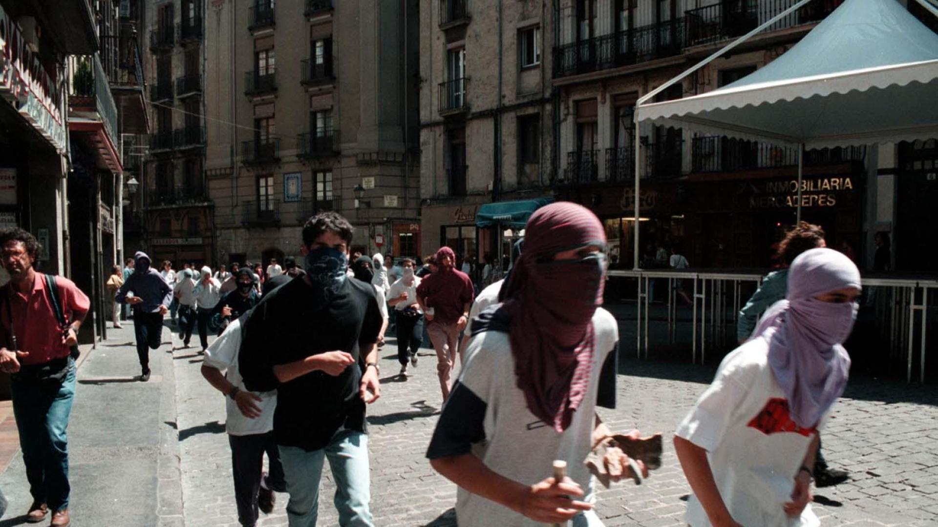 Un grupo de kale borroka, en las calles de Pamplona a mediados de los 90
