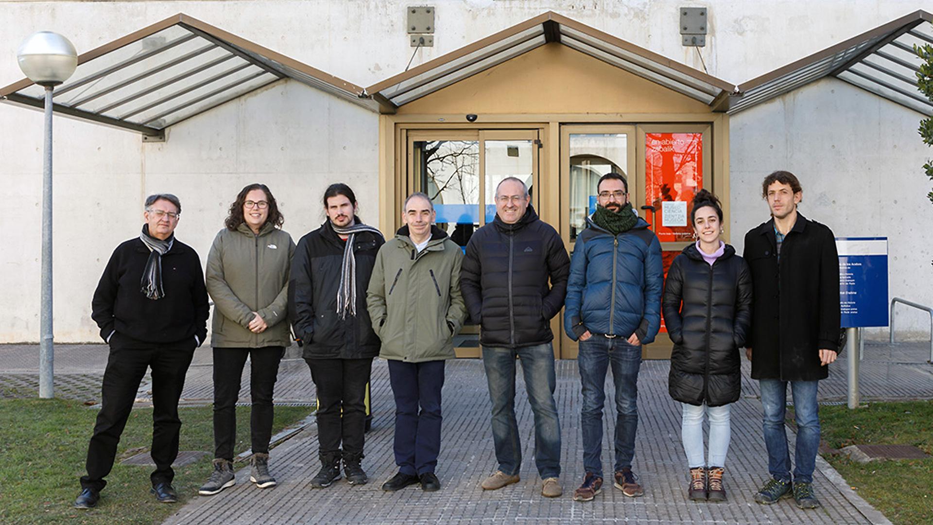 De izquierda a derecha, parte del equipo autor del trabajo: Julián Garrido, Laura Cervera-Gavalda, Guillermo Cruz-Quesada, Alfonso Cornejo, Iñaki Pérez-Landazábal, Alberto López-Ortega, Itziar Galarreta- Rodríguez y Eneko Garaio