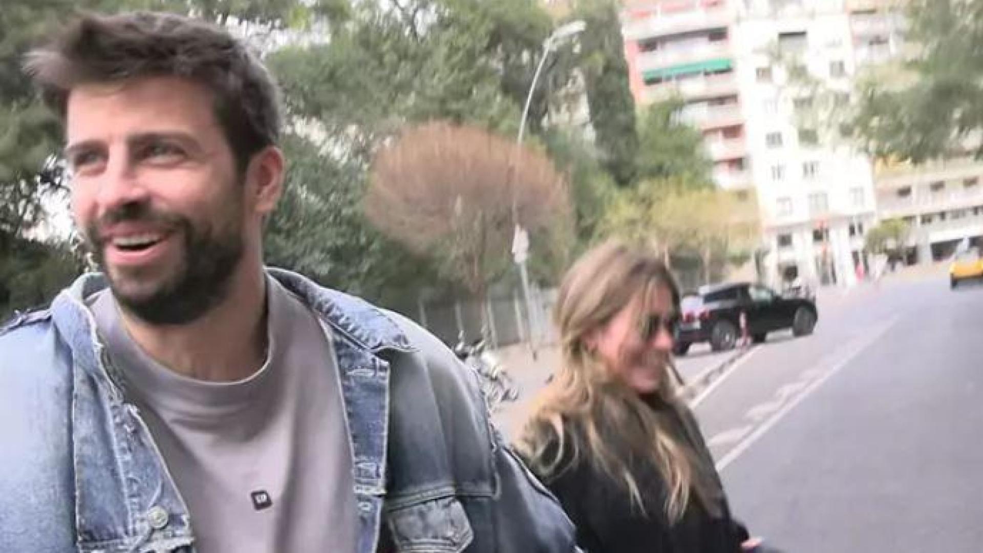 Gerard Piqué y Clara Chía pasean cogidos de la mano y riéndose por delante de los periodistas