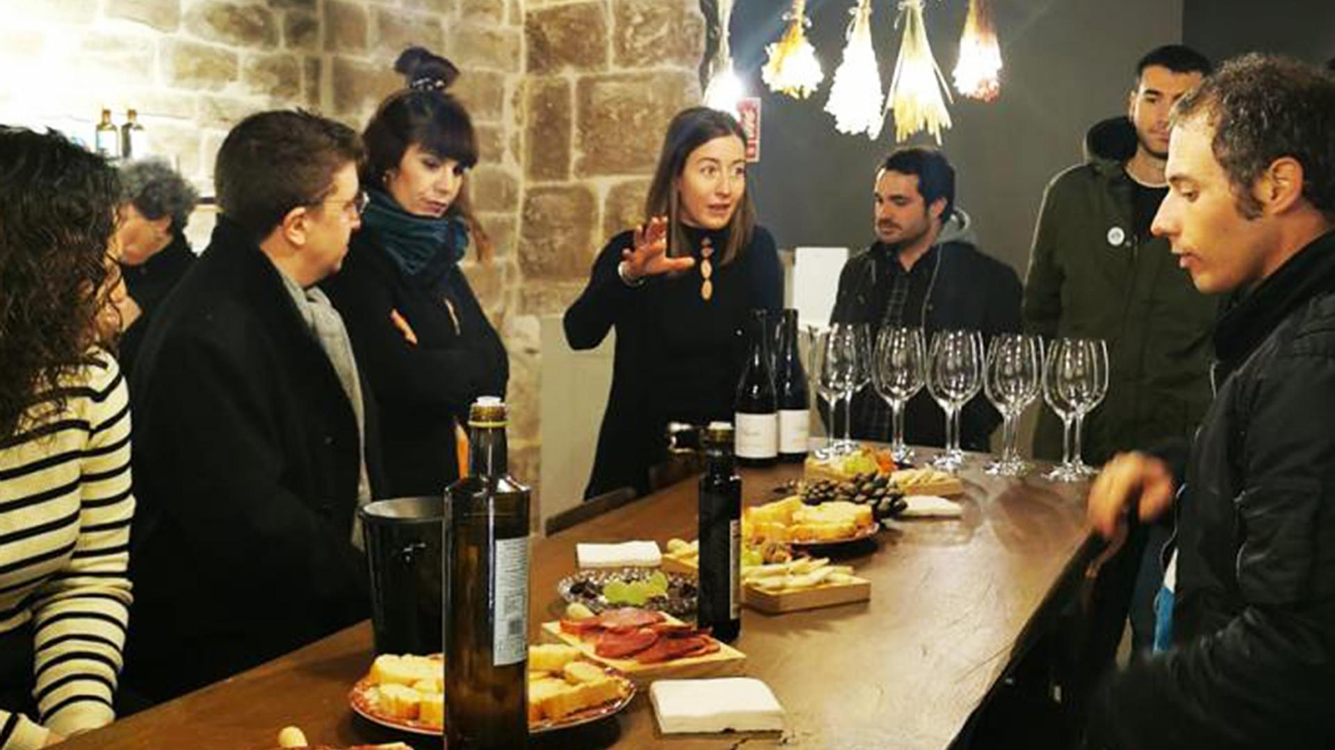 Beatriz López, en el centro, en su negocio.