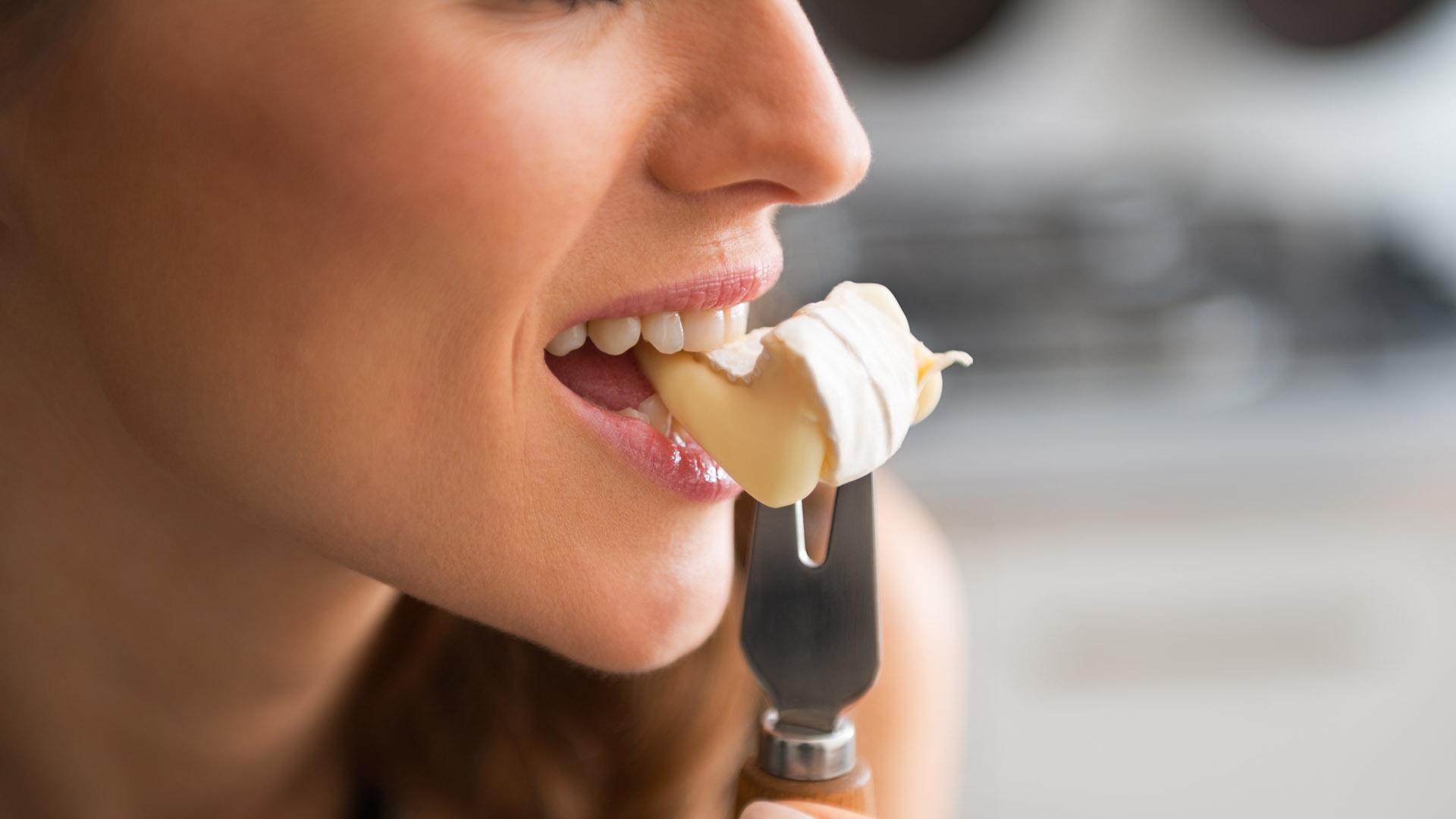 Una mujer come queso Camembert