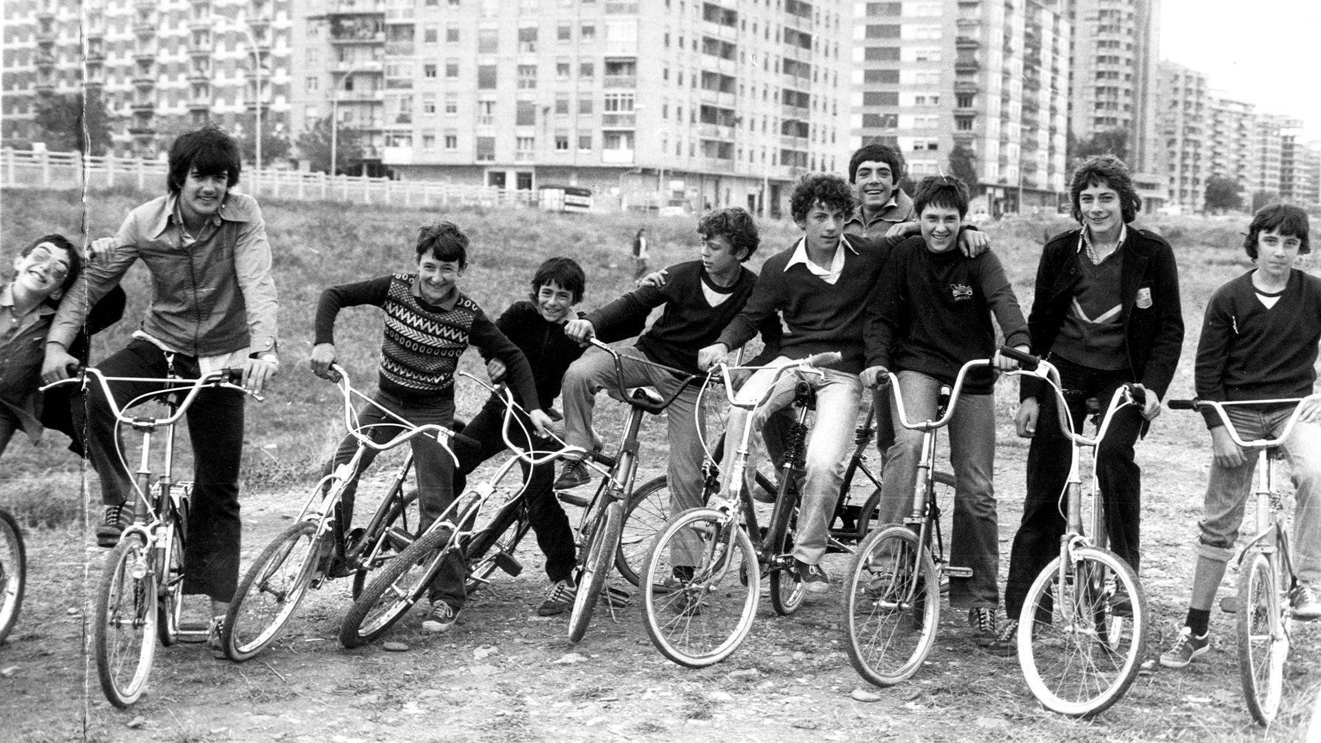 Un grupo de jóvenes posa con sus bicicletas en un solar de la Vaguada de San Juan en septiembre de 1979.