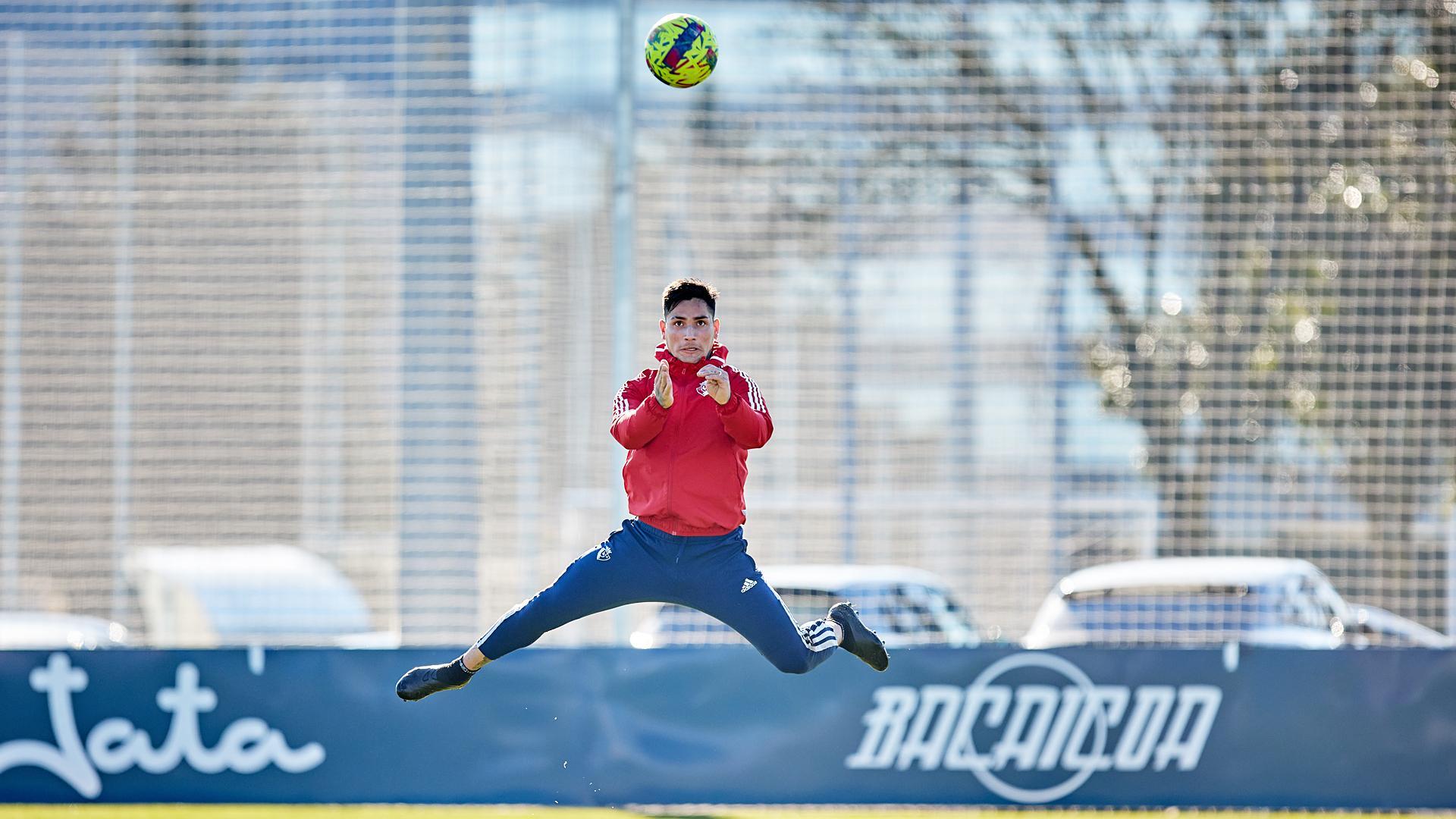 Espectacular vuelo del Chimy Ávila para rematar un balón de cabeza en el entrenamiento.