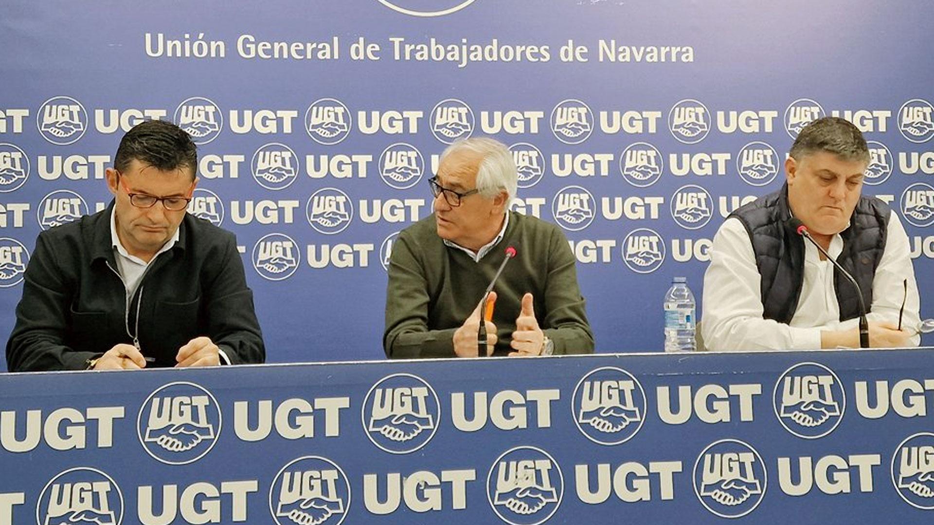 Eduardo Abad, presidente de UPTA; Jesús Santos, secretario general de UGT Navarra; y Javier Marzo, responsable de Organización de UPTA Navarra, durante la rueda de prensa de este jueves